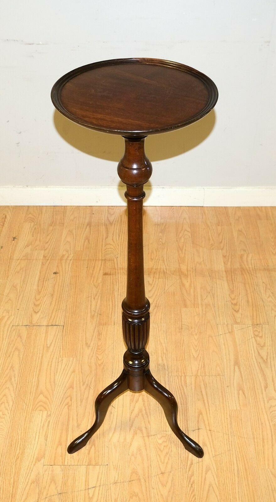 We are delighted to offer for sale this lovely Mahogany Torchere tripod brown side/ plant stand table.

This well looking and tall table is presented with a nice central column with delicate details, making it elegant for any room. The table is in