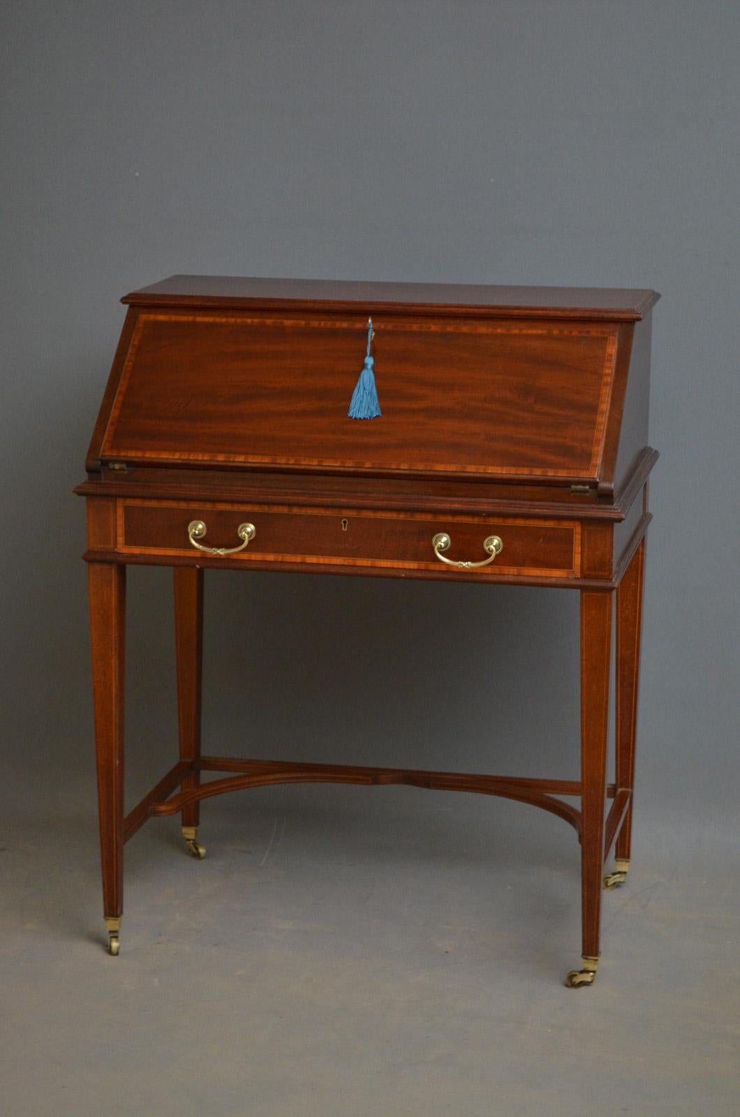 Sn3625 fine and elegant Edwardian mahogany bureau, having satinwood crossbanded top above crossbanded fall which opens to reveal 3 small drawers with original brass knobs, inkwells with pen tray and hazel leather writing surface above long satinwood