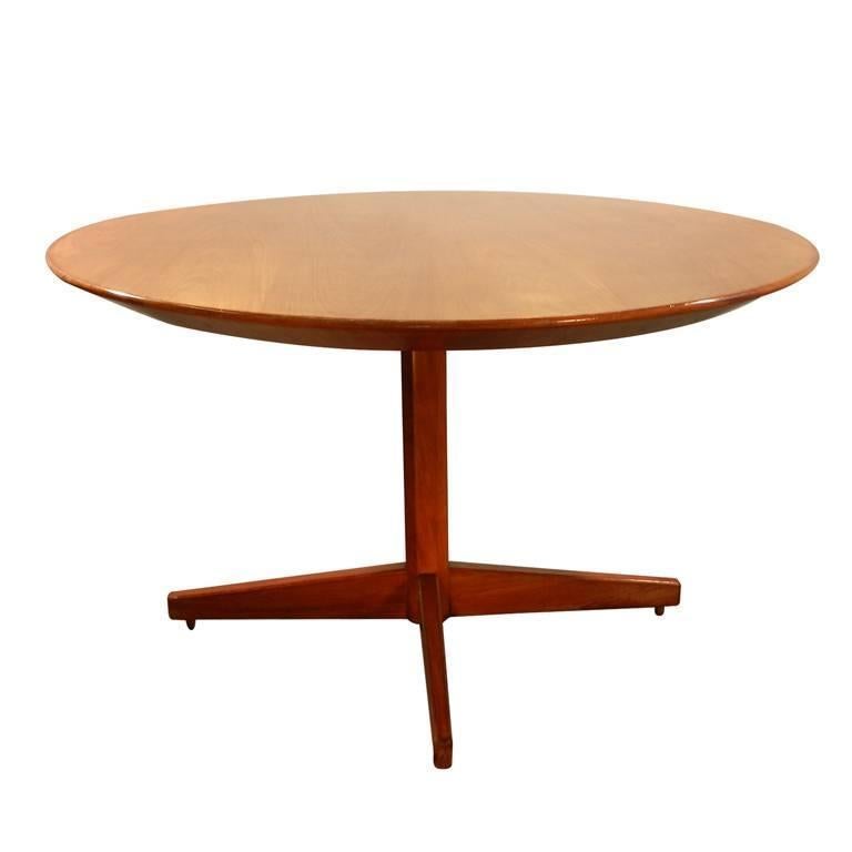 Mid-Century Modern Elegant walnut Dining Room Table, circa 1960 For Sale