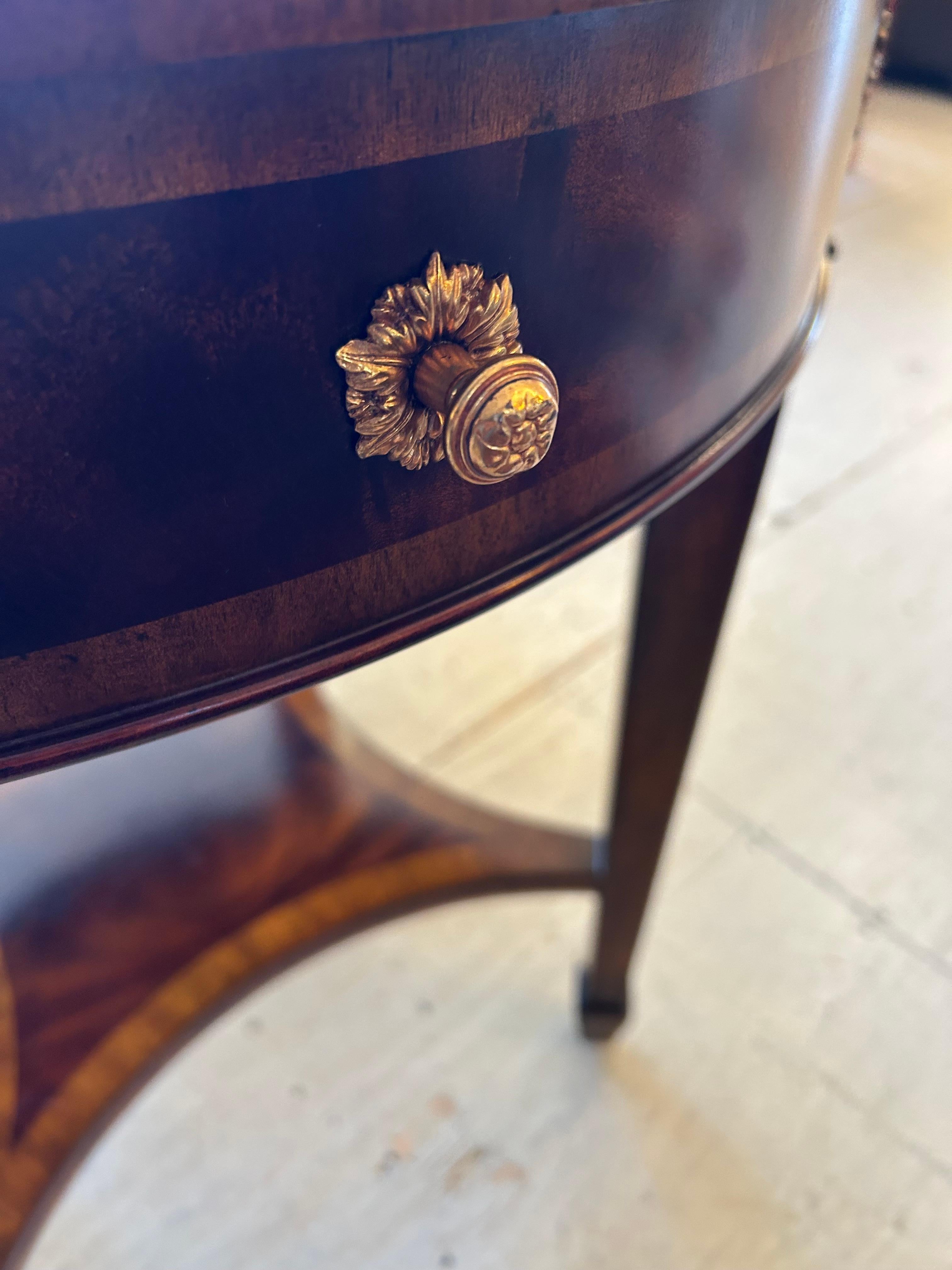 Eleganza di Maitland Smith Tavolino rotondo con cassetto singolo in vendita 2