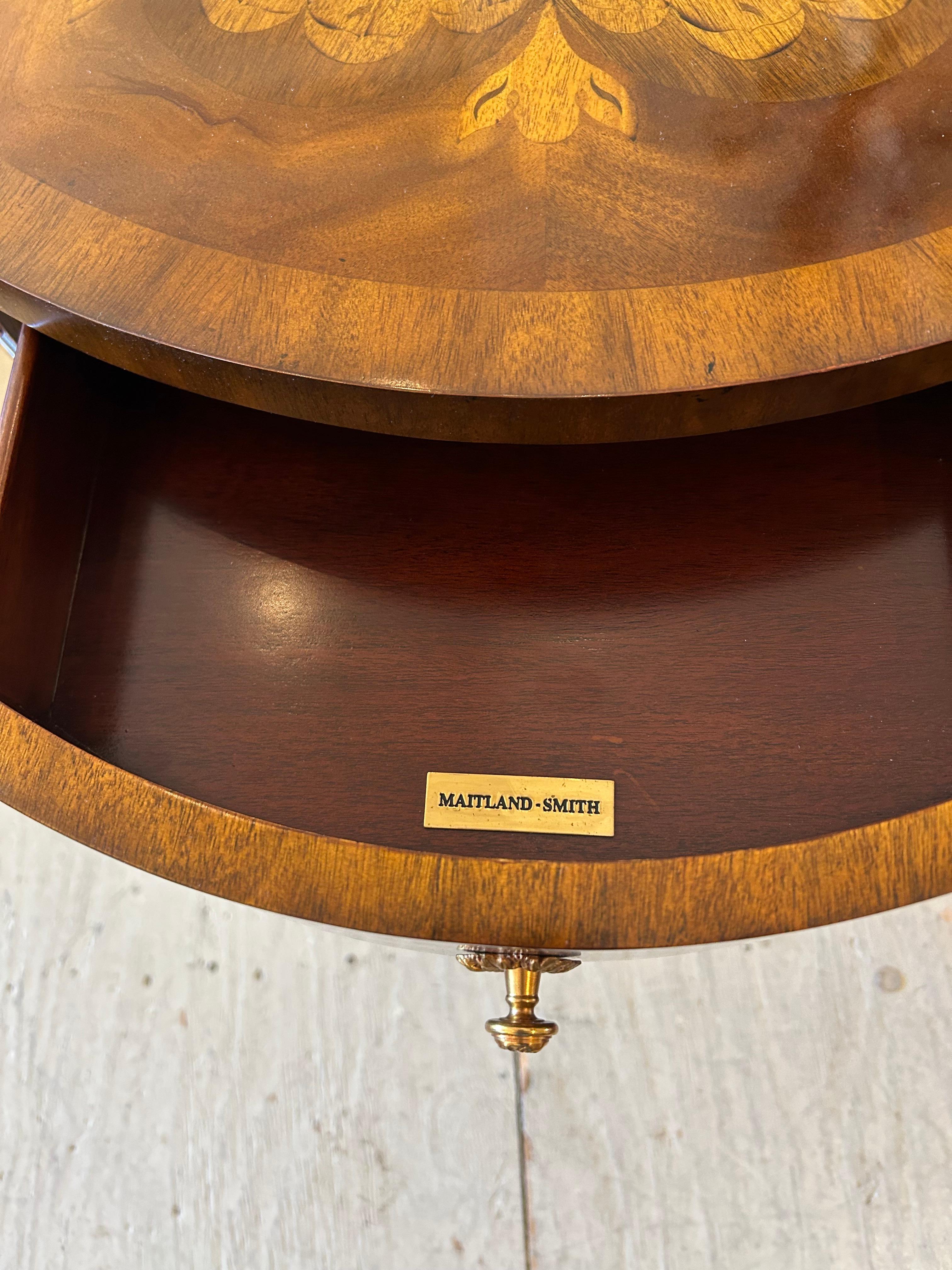 Regency Eleganza di Maitland Smith Tavolino rotondo con cassetto singolo in vendita