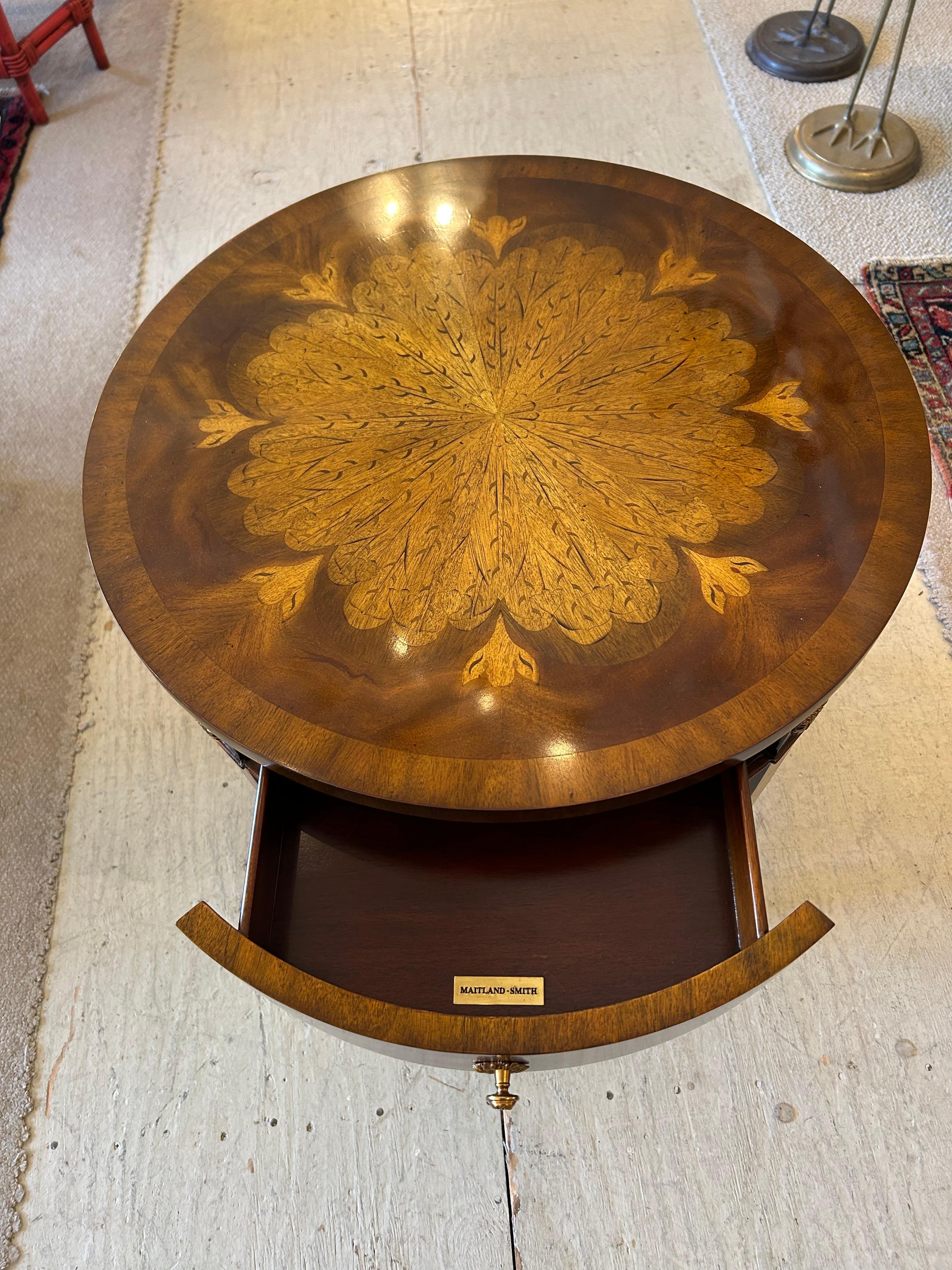 Filippino Eleganza di Maitland Smith Tavolino rotondo con cassetto singolo in vendita