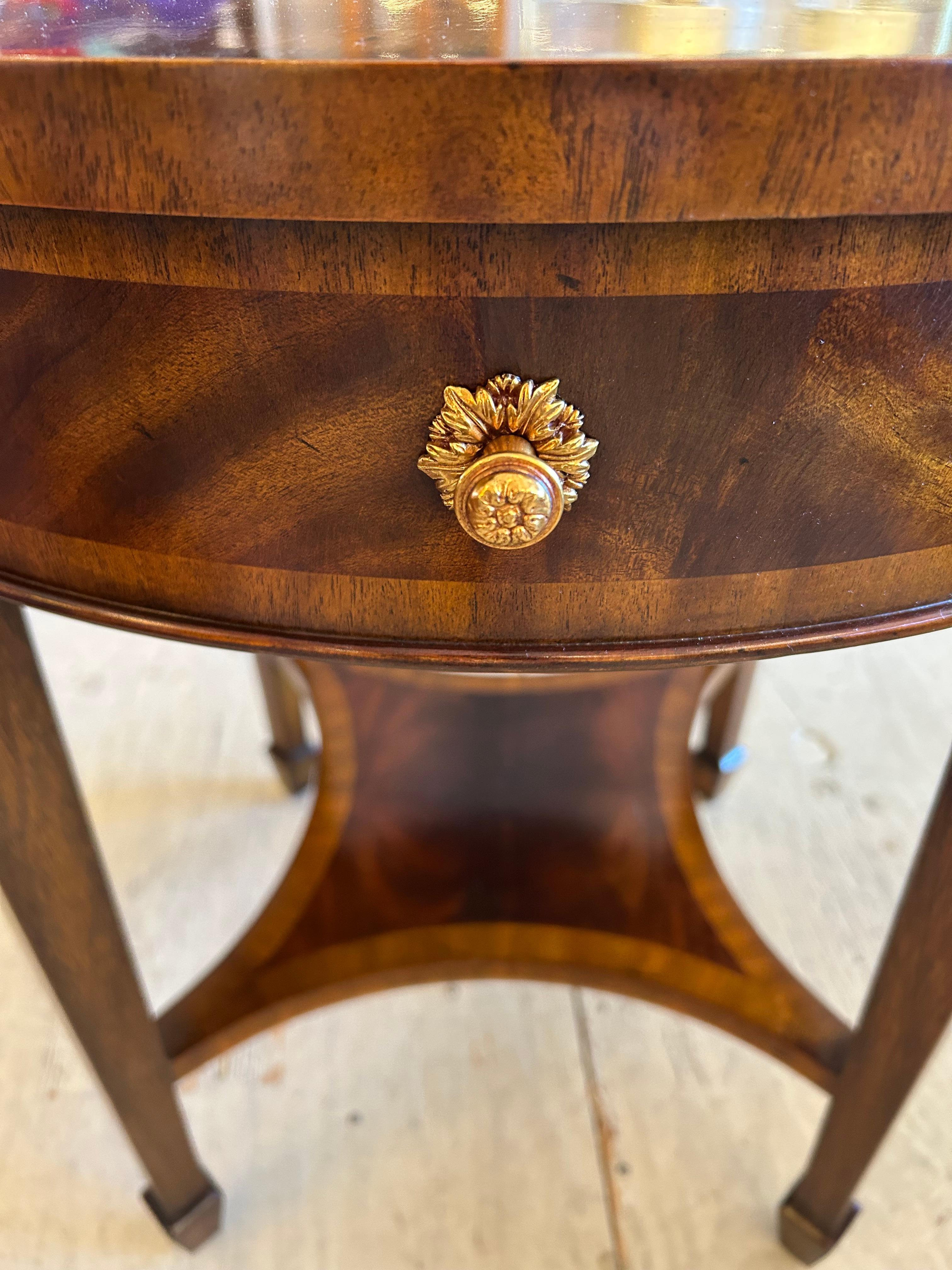 Intarsio Eleganza di Maitland Smith Tavolino rotondo con cassetto singolo in vendita