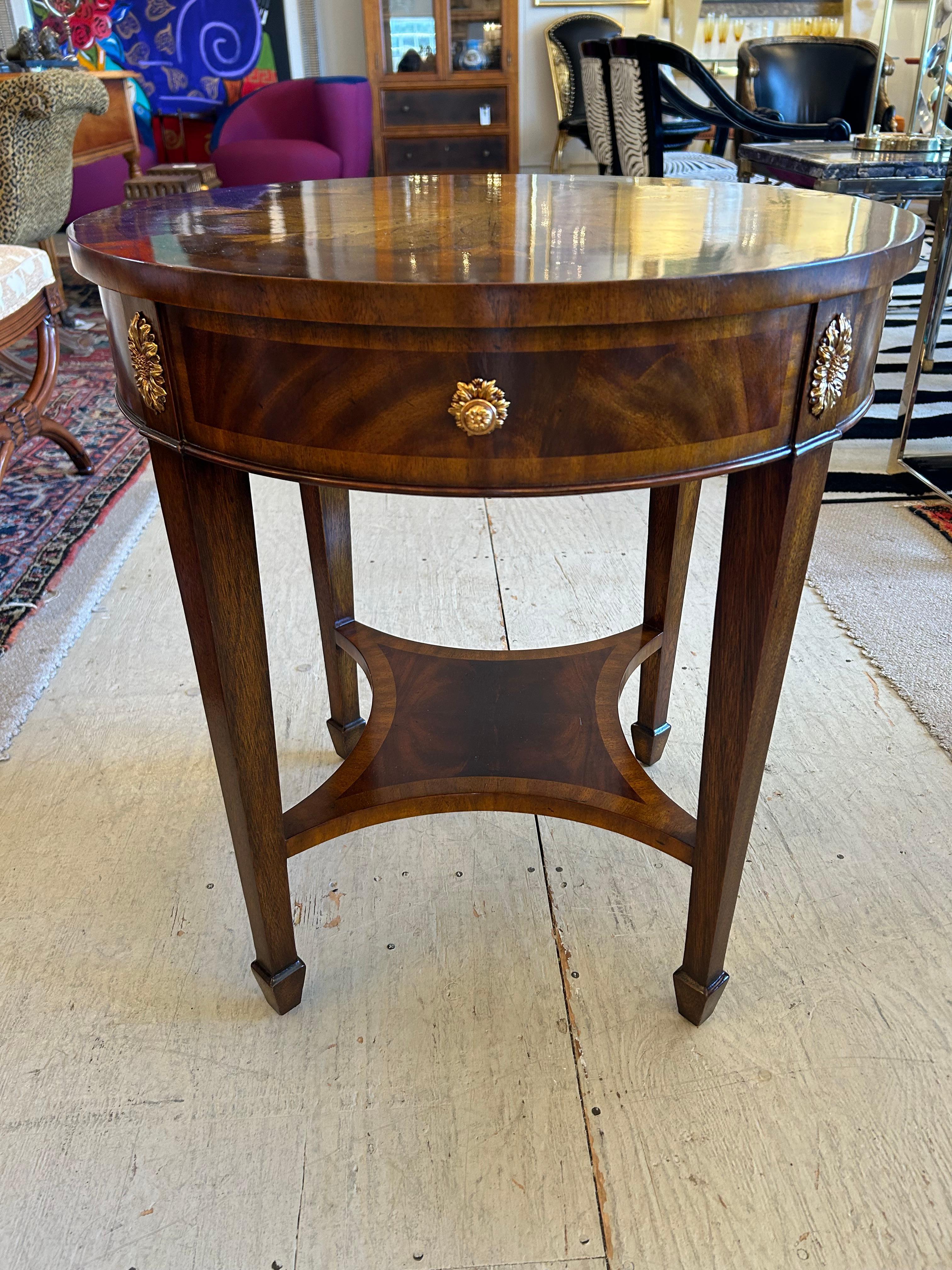 Eleganza di Maitland Smith Tavolino rotondo con cassetto singolo In condizioni buone in vendita a Hopewell, NJ