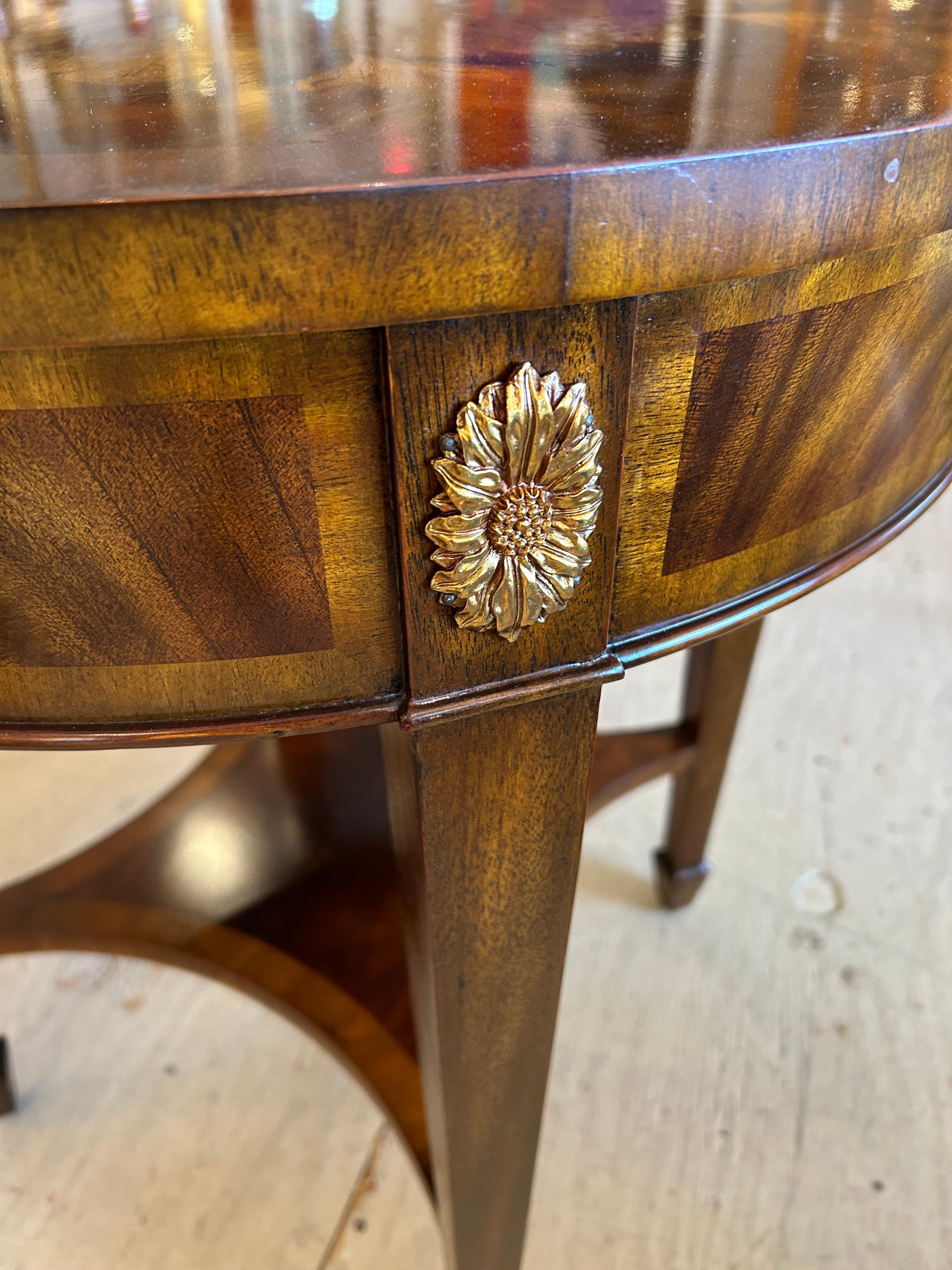 XXI secolo e contemporaneo Eleganza di Maitland Smith Tavolino rotondo con cassetto singolo in vendita