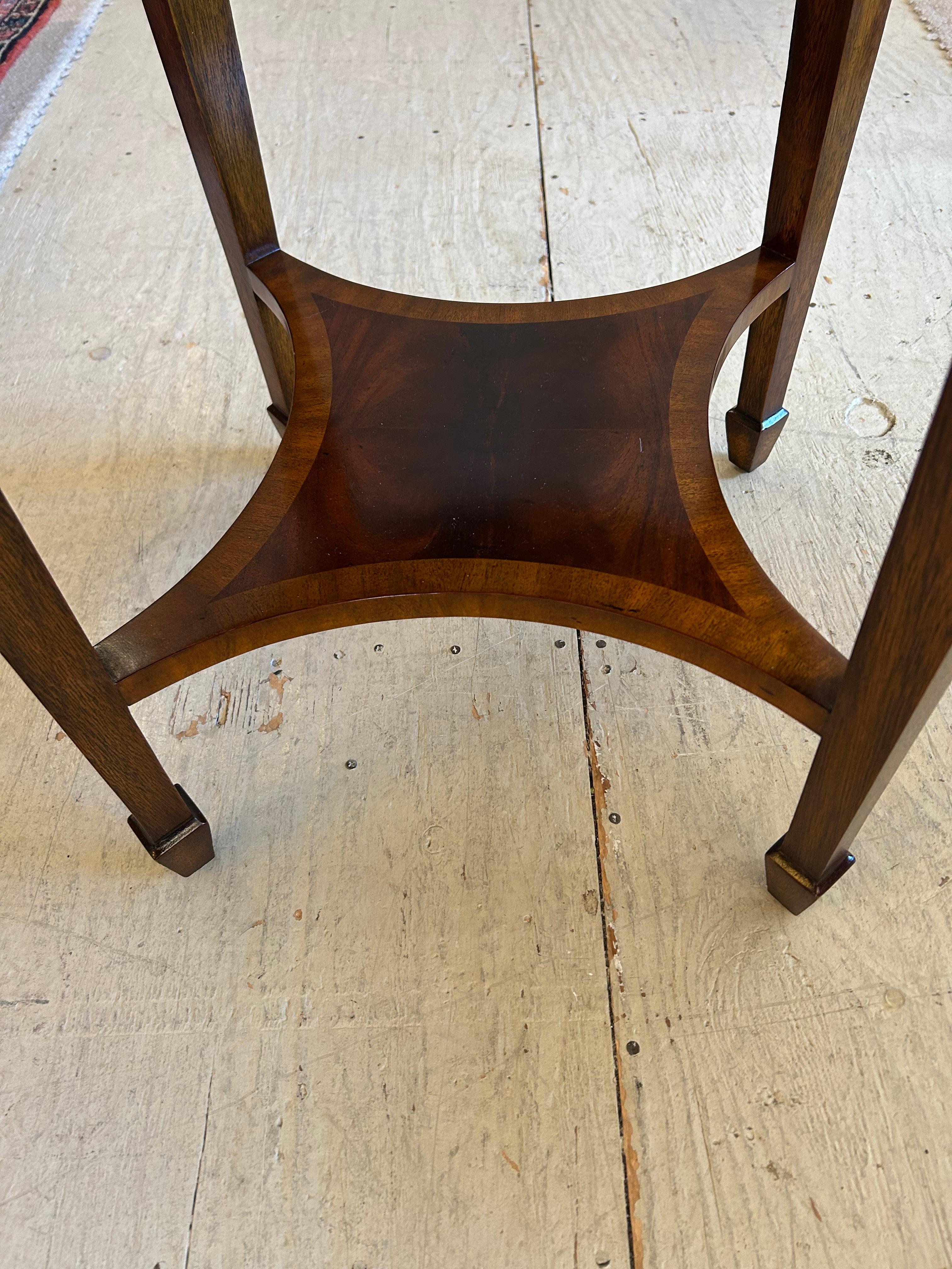 Mogano Eleganza di Maitland Smith Tavolino rotondo con cassetto singolo in vendita