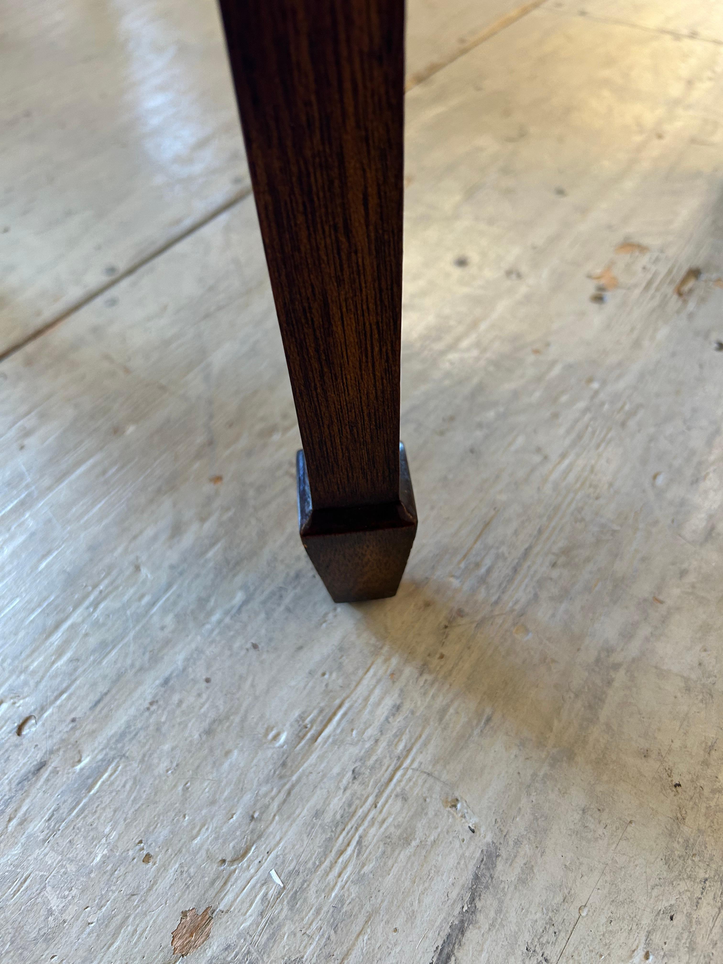 Eleganza di Maitland Smith Tavolino rotondo con cassetto singolo in vendita 1