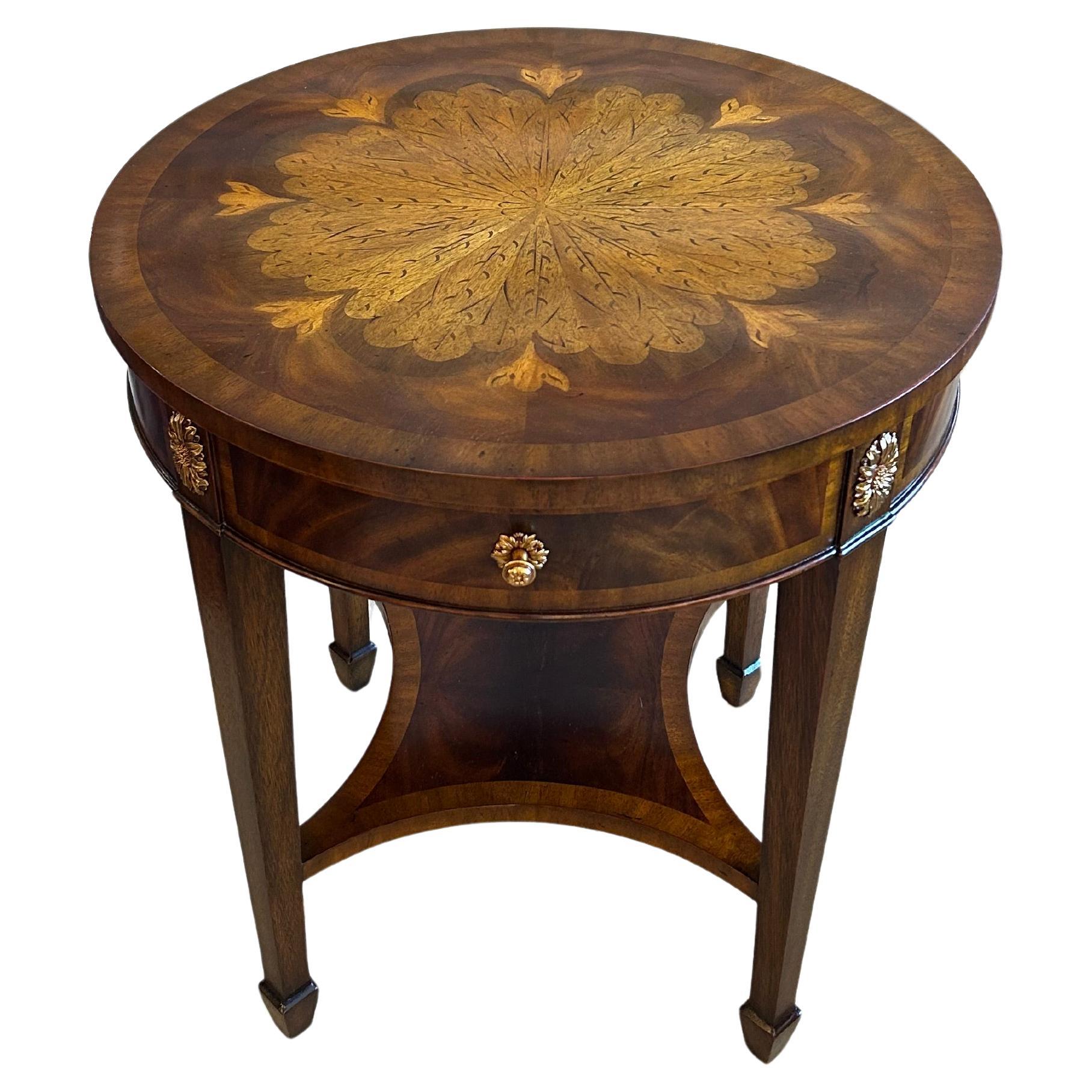 Eleganza di Maitland Smith Tavolino rotondo con cassetto singolo in vendita