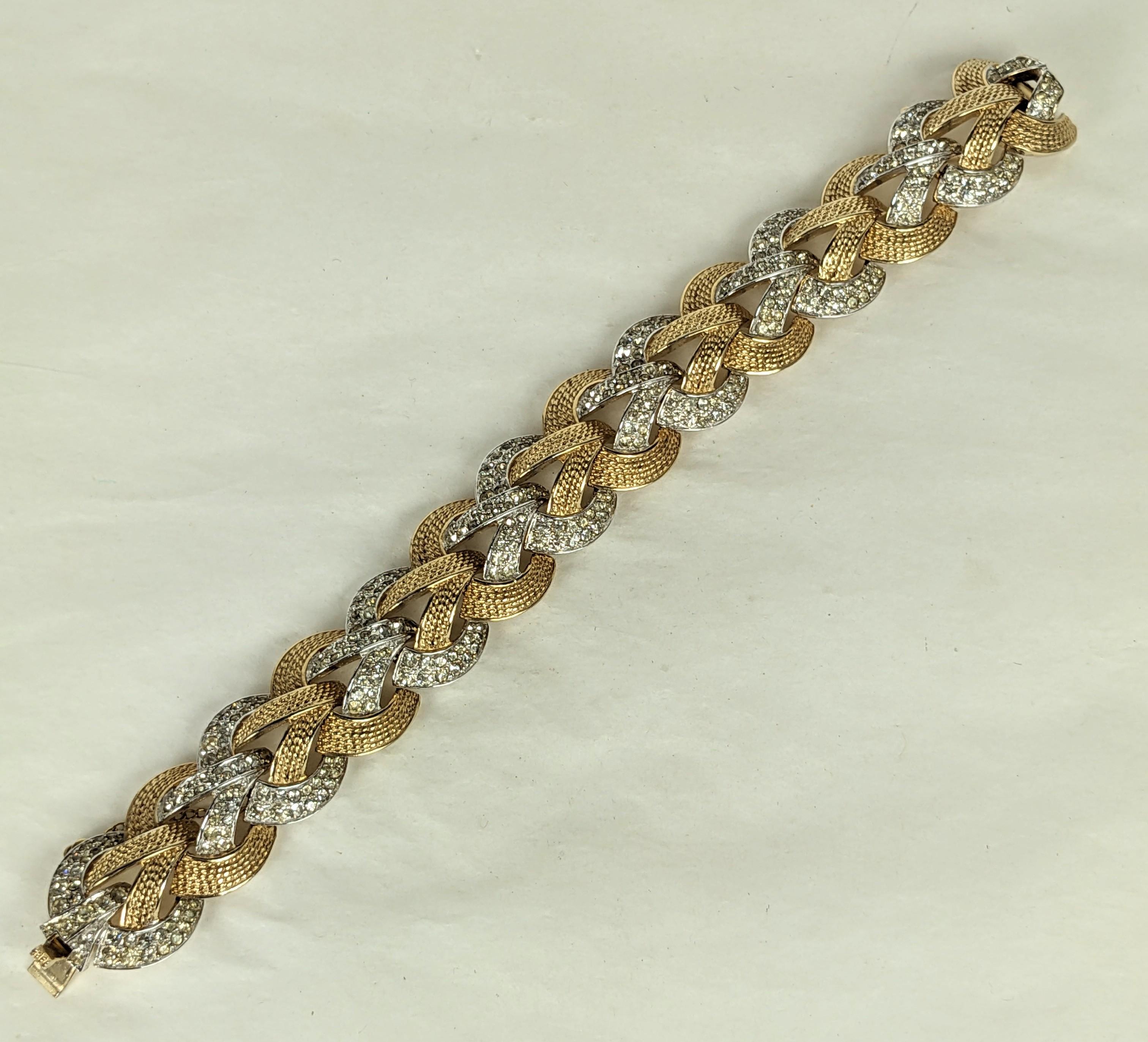 Joli bracelet Marcel Boucher à maillons superposés en métal doré et cristaux pavés, avec motifs superposés en métal doré et cristaux pavés. Conception dimensionnelle et frappante. 8.25
