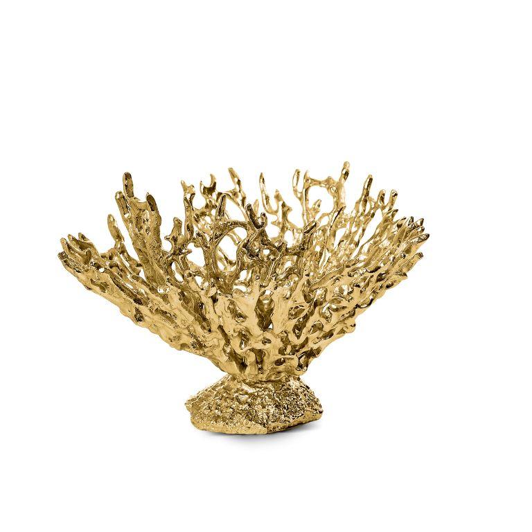 El Votivo Maris es un exquisito acento decorativo que transforma cualquier espacio, con o sin una vela encendida. Fabricado en latón pulido, este portavelas se inspira en las intrincadas formas orgánicas del coral marino. Su diseño recortado de
