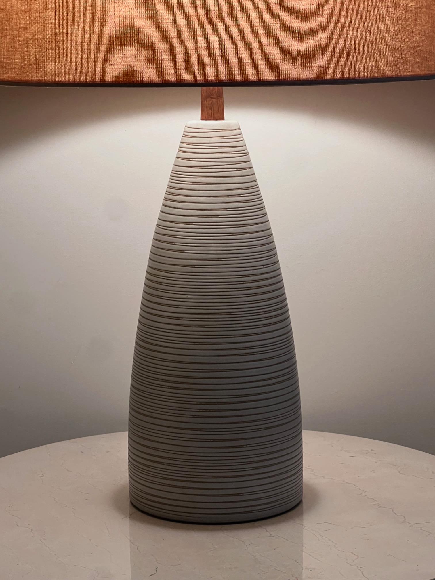 Mid-20th Century Elegant Martz Lamp with Inciso Decoration For Sale