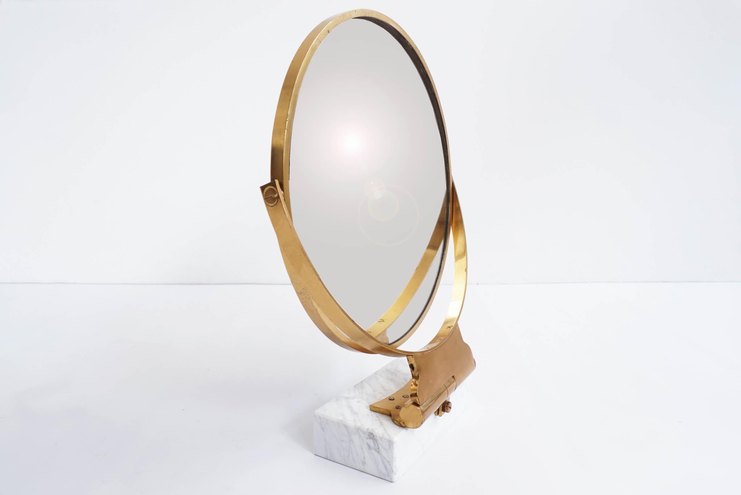 It is possible to adjust the inclination of this table mirror through the two elegant joints.