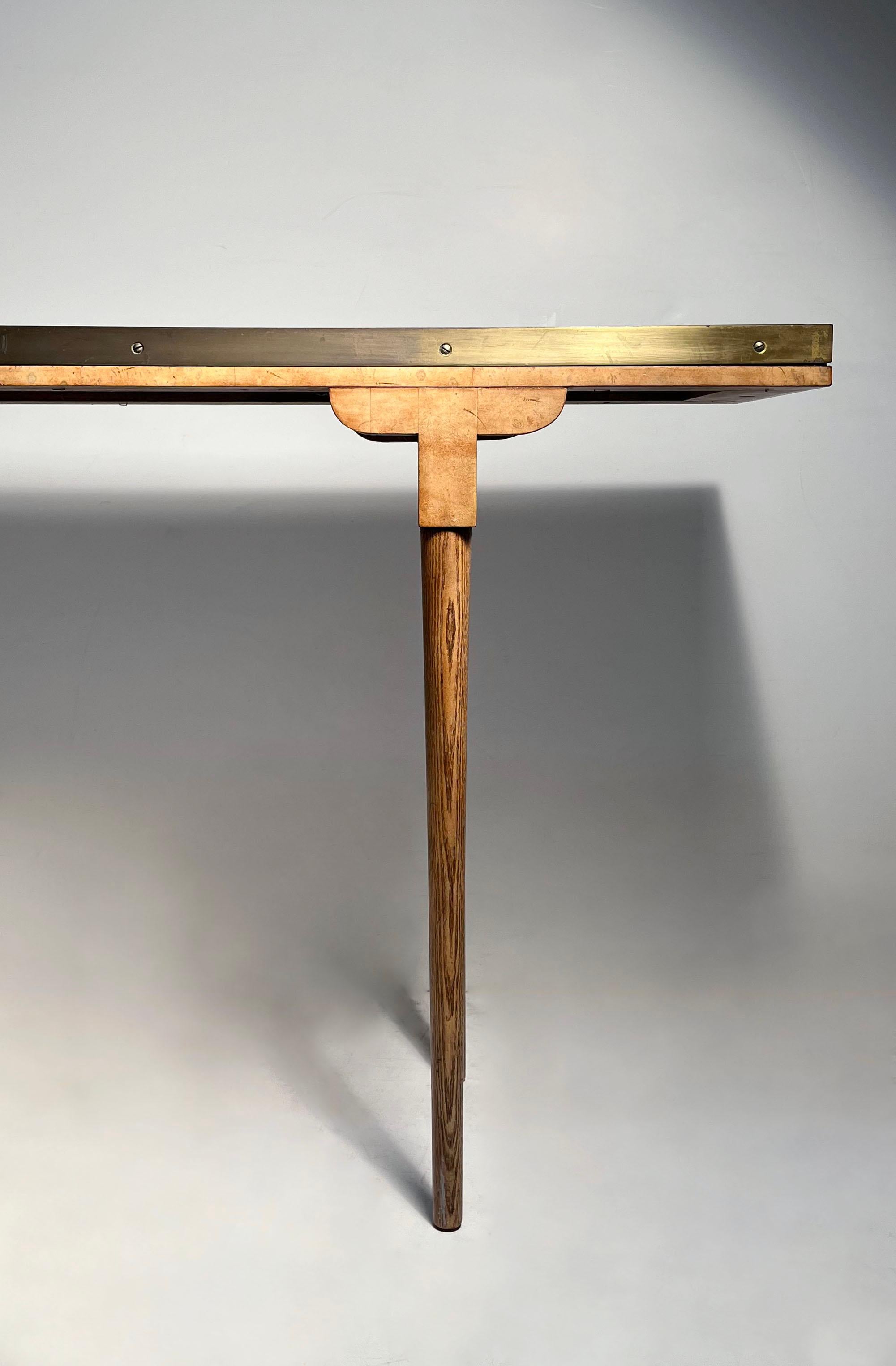 Mid-Century moderno Elegant Mastercraft Burl & Brass Slender Console in vendita