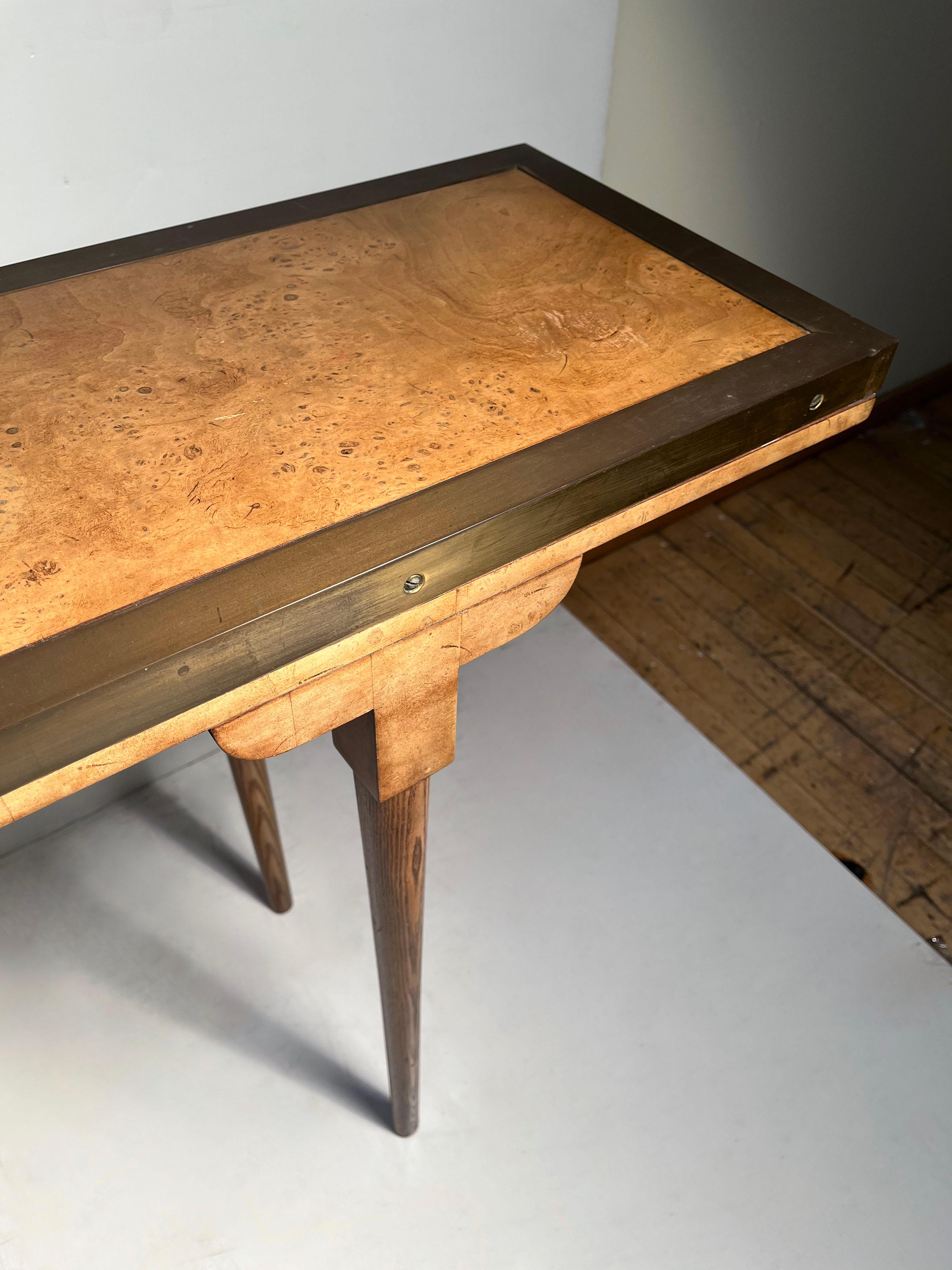 Elegant Mastercraft Burl & Brass Slender Console In condizioni buone in vendita a Chicago, IL