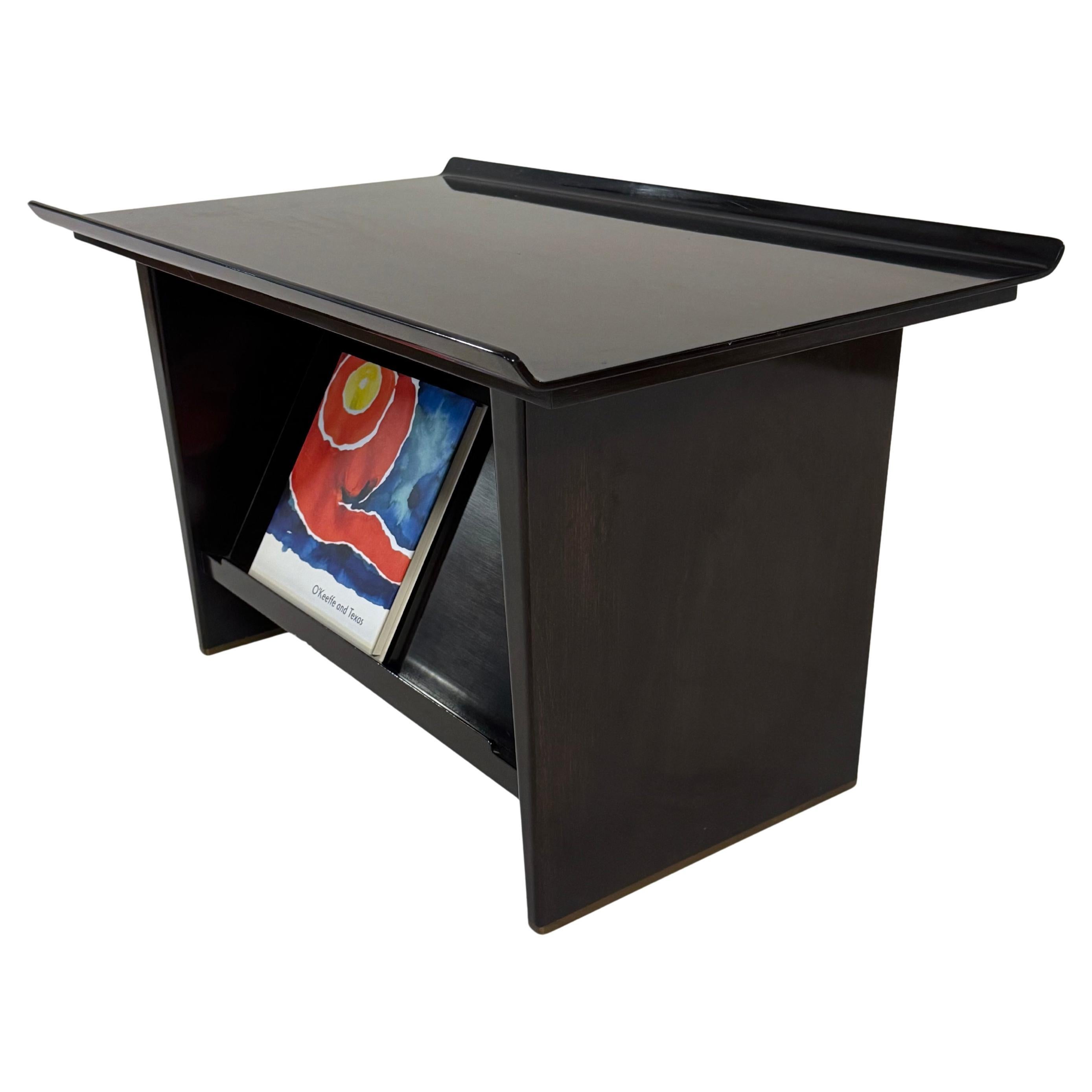 Elégante table d
appoint ou de chevet "Magazine" en acajou de MCM Edward Wormley pour Dunbar en vente