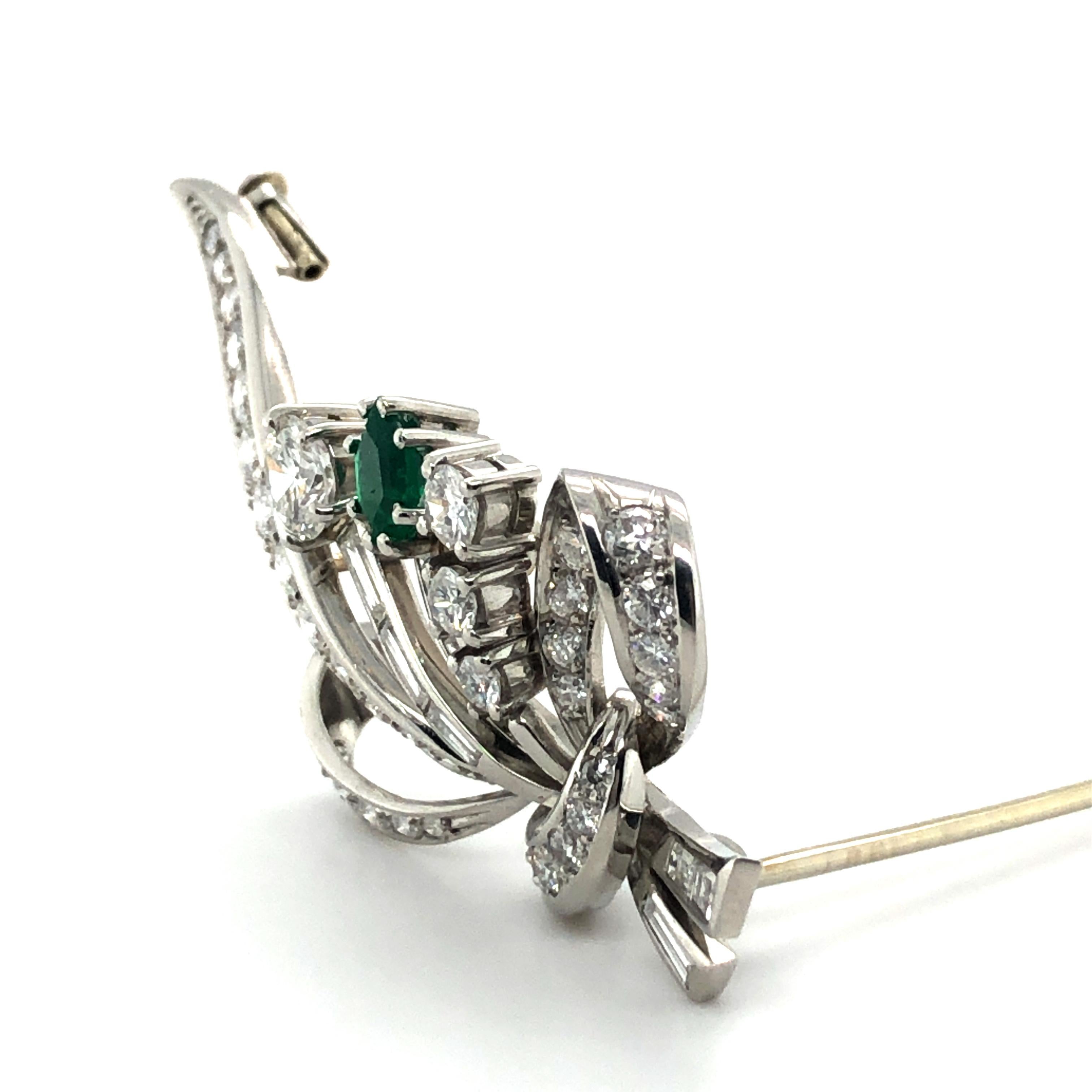 Elegant Meister Diamond Brooch with Emerald in Platinum 950 For Sale 5