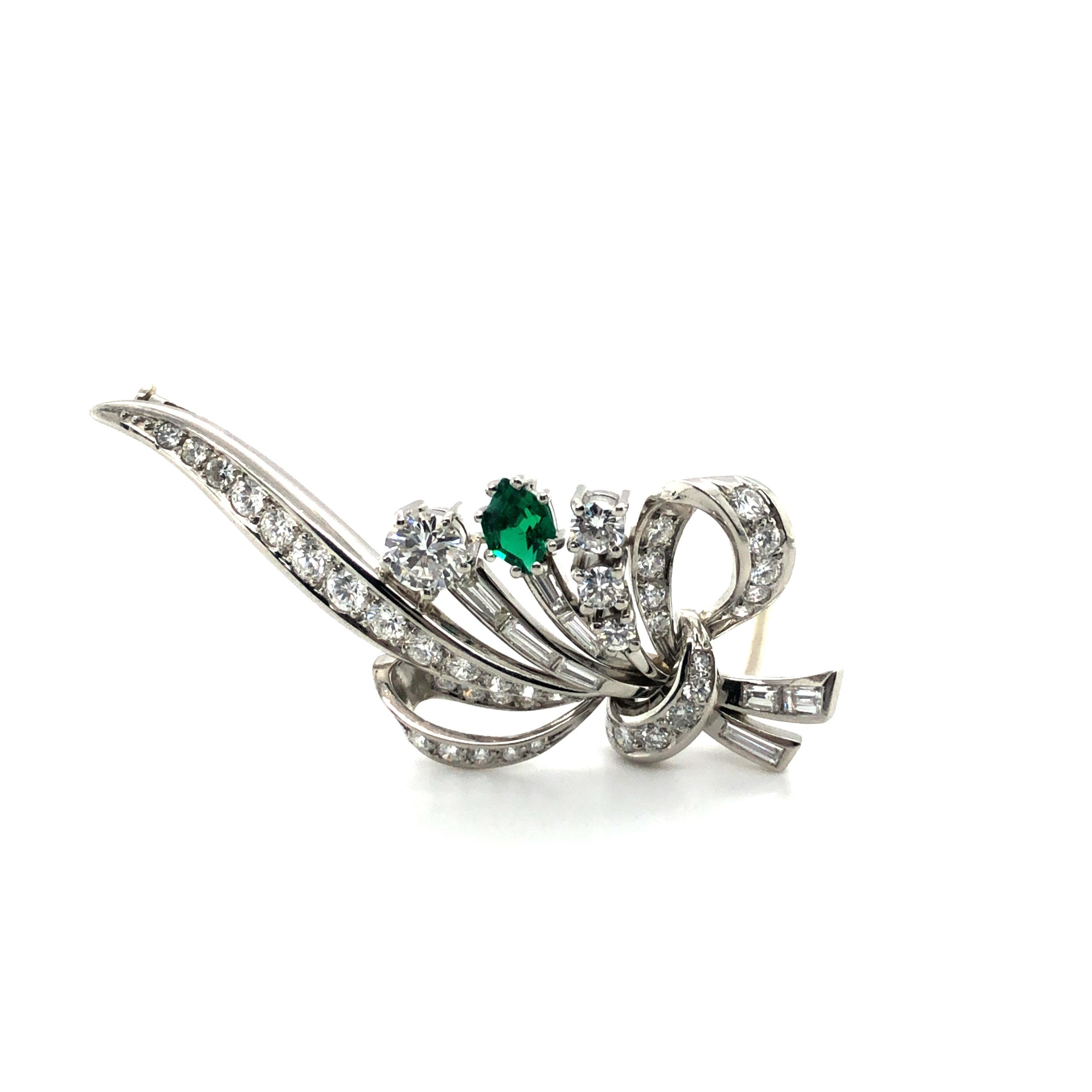 Modern Elegant Meister Diamond Brooch with Emerald in Platinum 950 For Sale