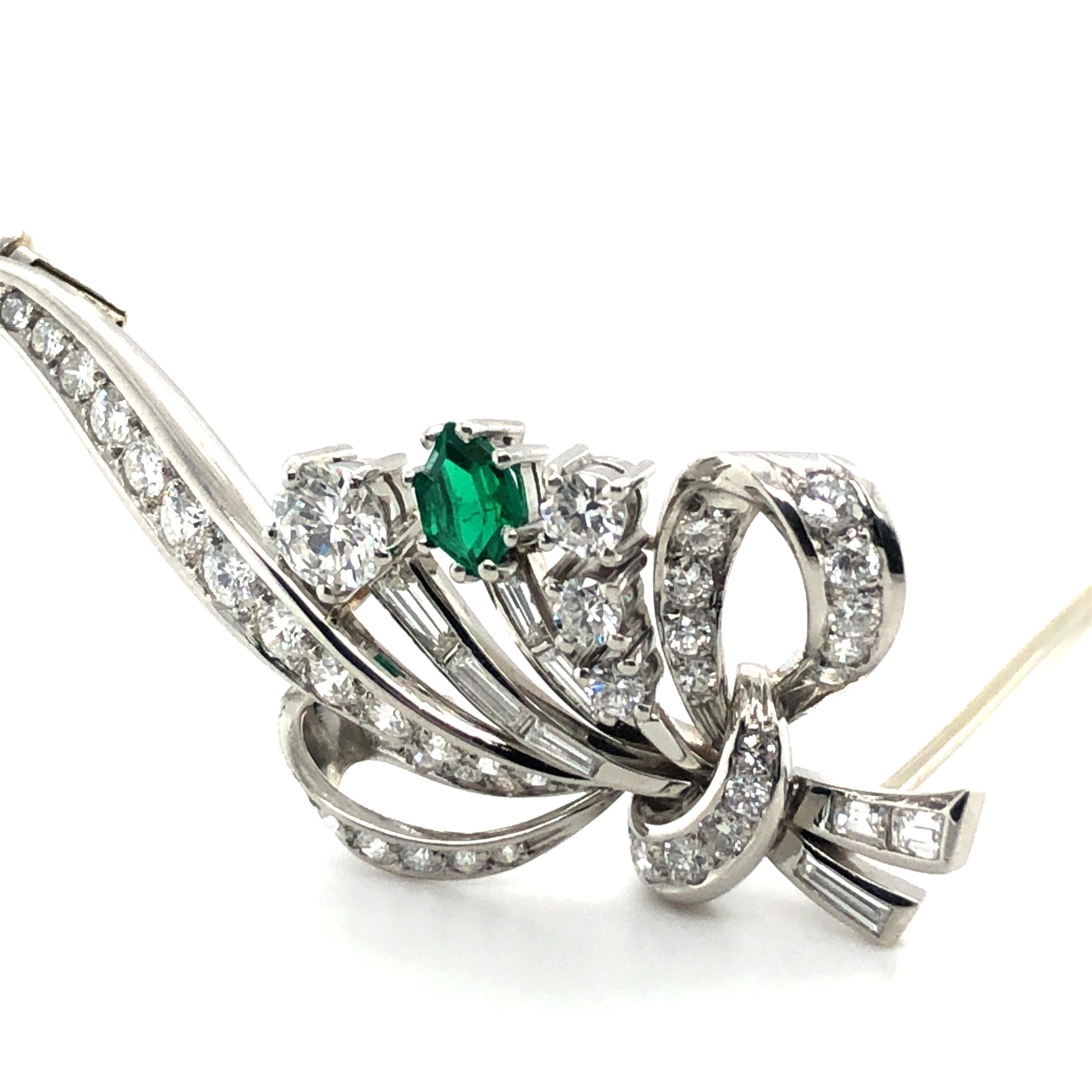 Brilliant Cut Elegant Meister Diamond Brooch with Emerald in Platinum 950 For Sale