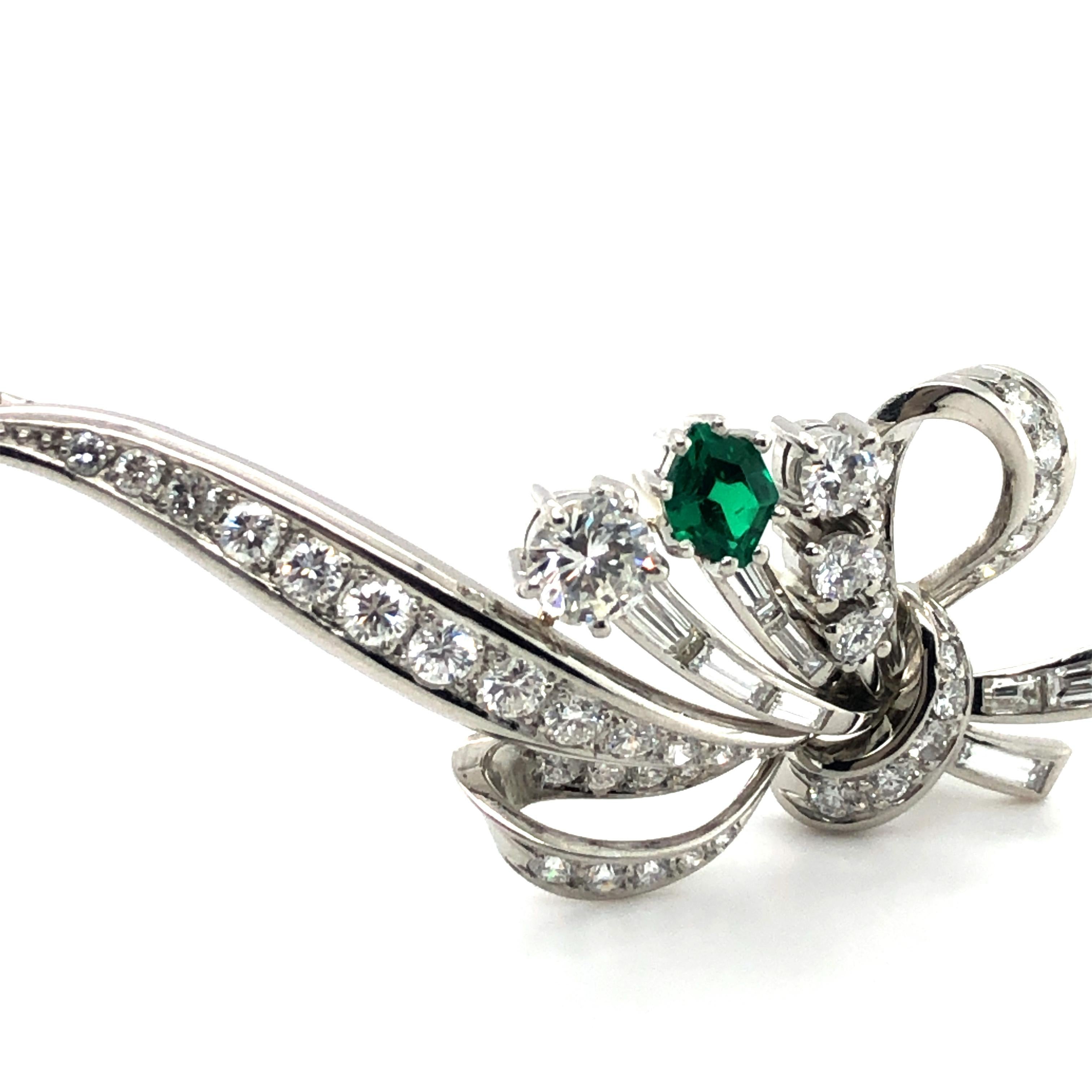 Elegant Meister Diamond Brooch with Emerald in Platinum 950 In Excellent Condition For Sale In Lucerne, CH