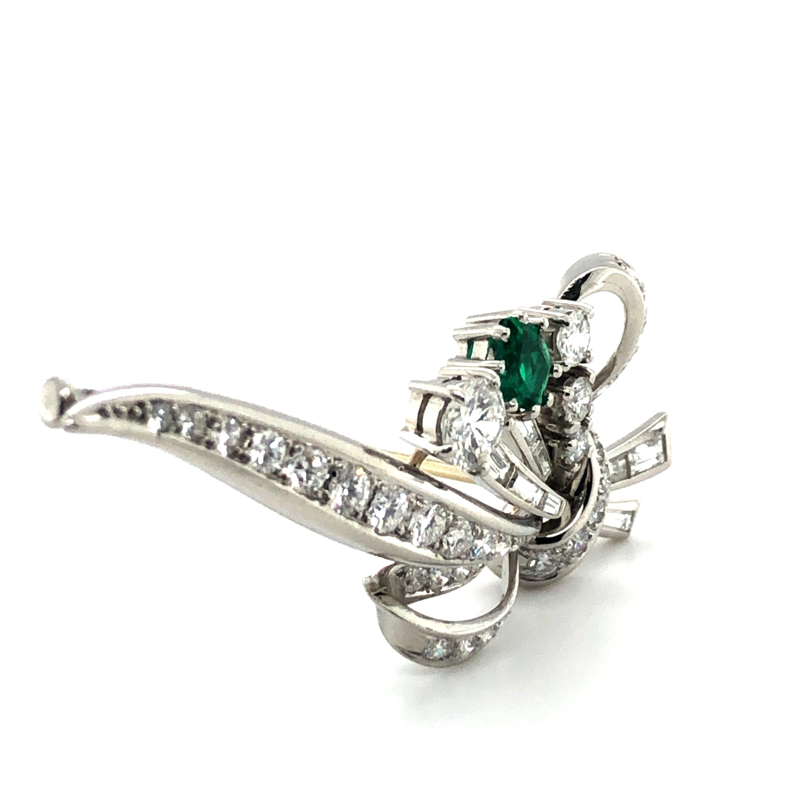 Elegant Meister Diamond Brooch with Emerald in Platinum 950 For Sale 2