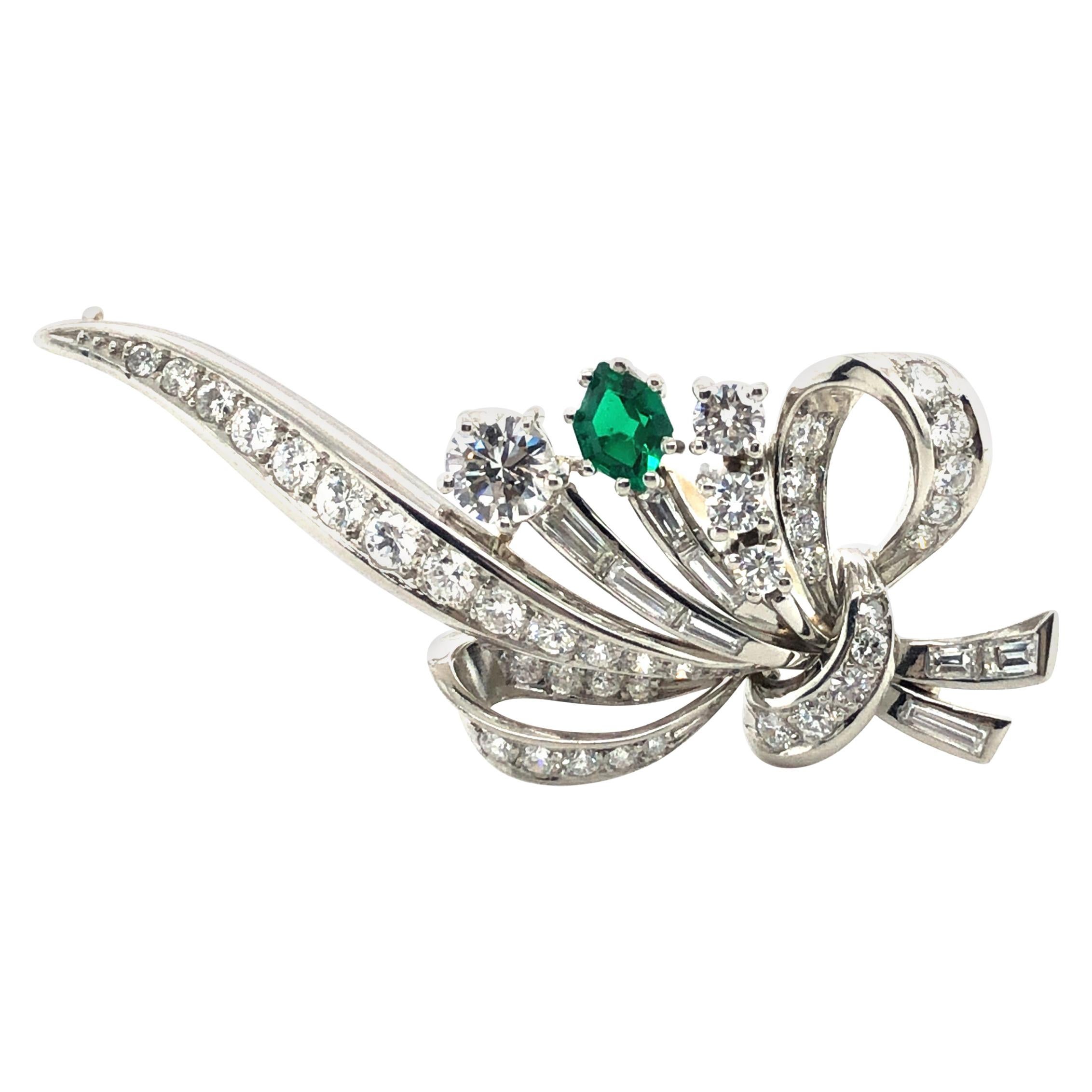 Elegant Meister Diamond Brooch with Emerald in Platinum 950 For Sale