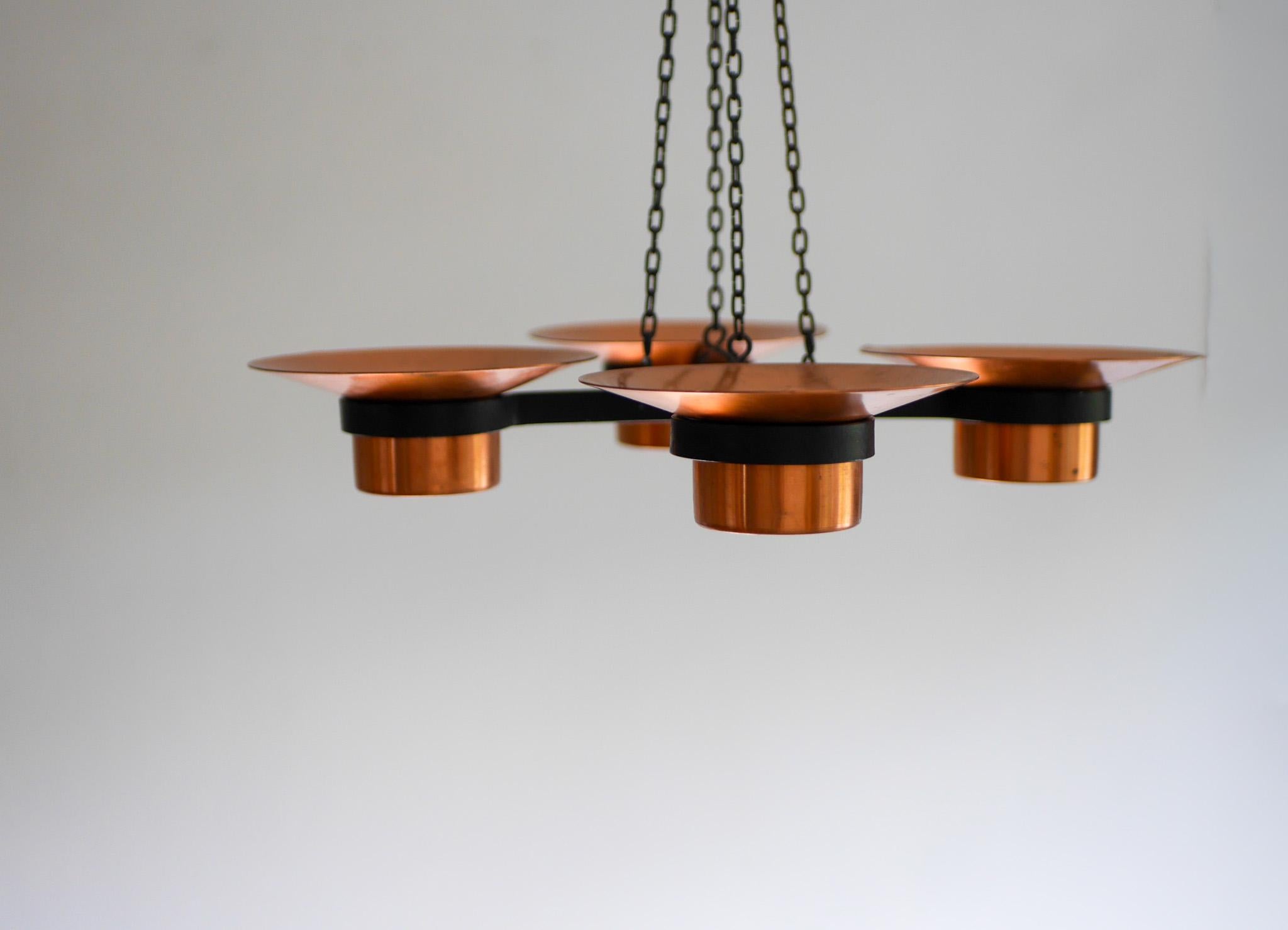 Eleganter metall- und kupferfarbener hängeleuchter kerzenständer von Carl Thore im Angebot 3