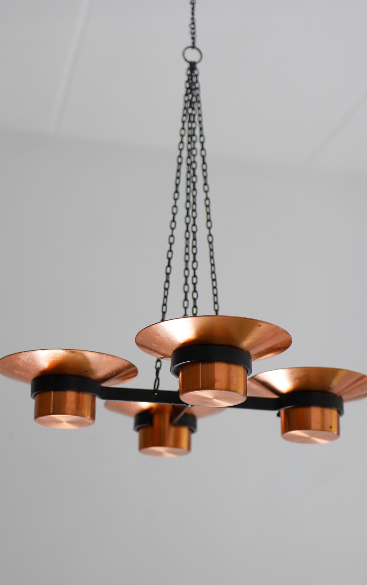 Eleganter metall- und kupferfarbener hängeleuchter kerzenständer von Carl Thore (Moderne der Mitte des Jahrhunderts) im Angebot