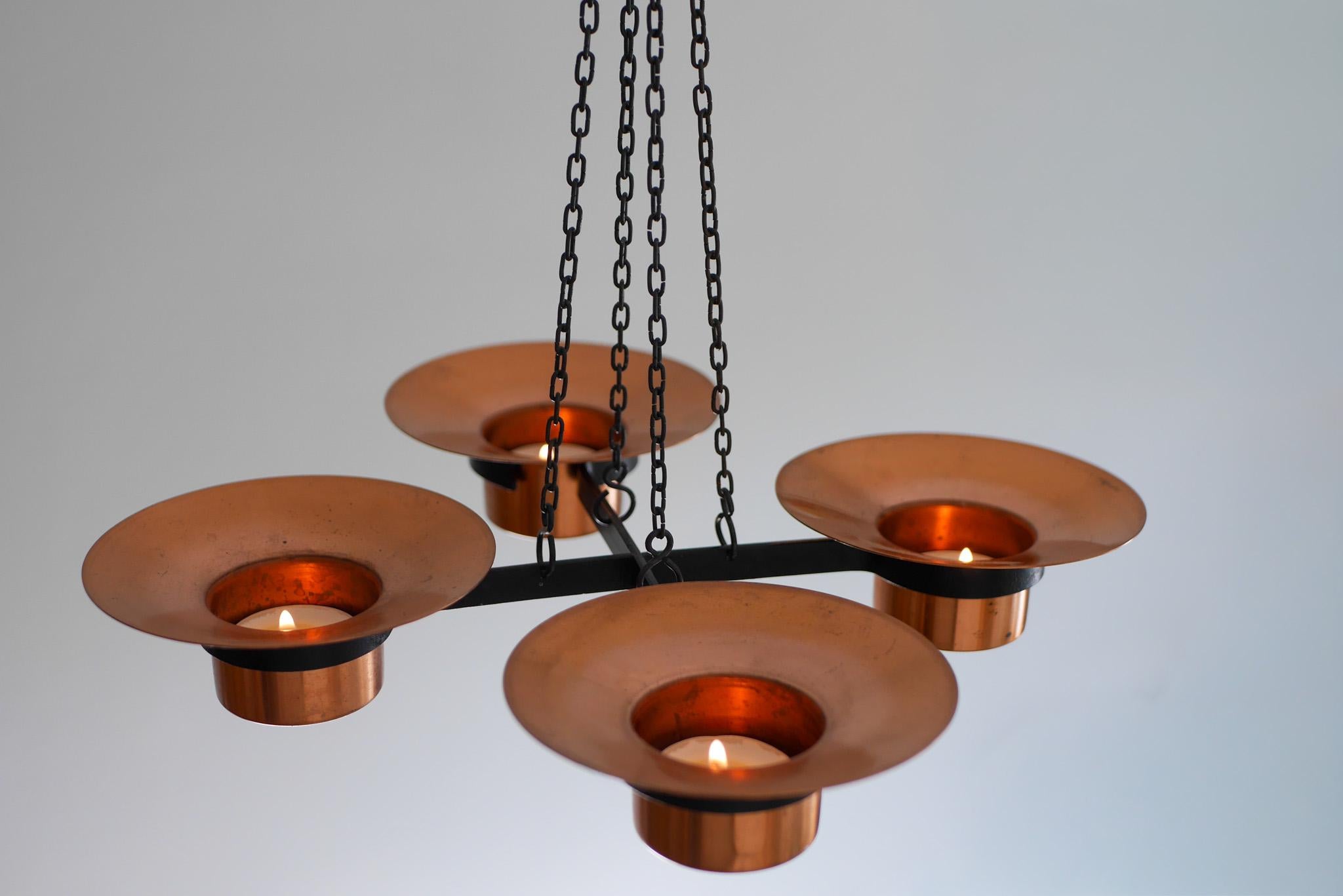 Eleganter metall- und kupferfarbener hängeleuchter kerzenständer von Carl Thore (Schwedisch) im Angebot