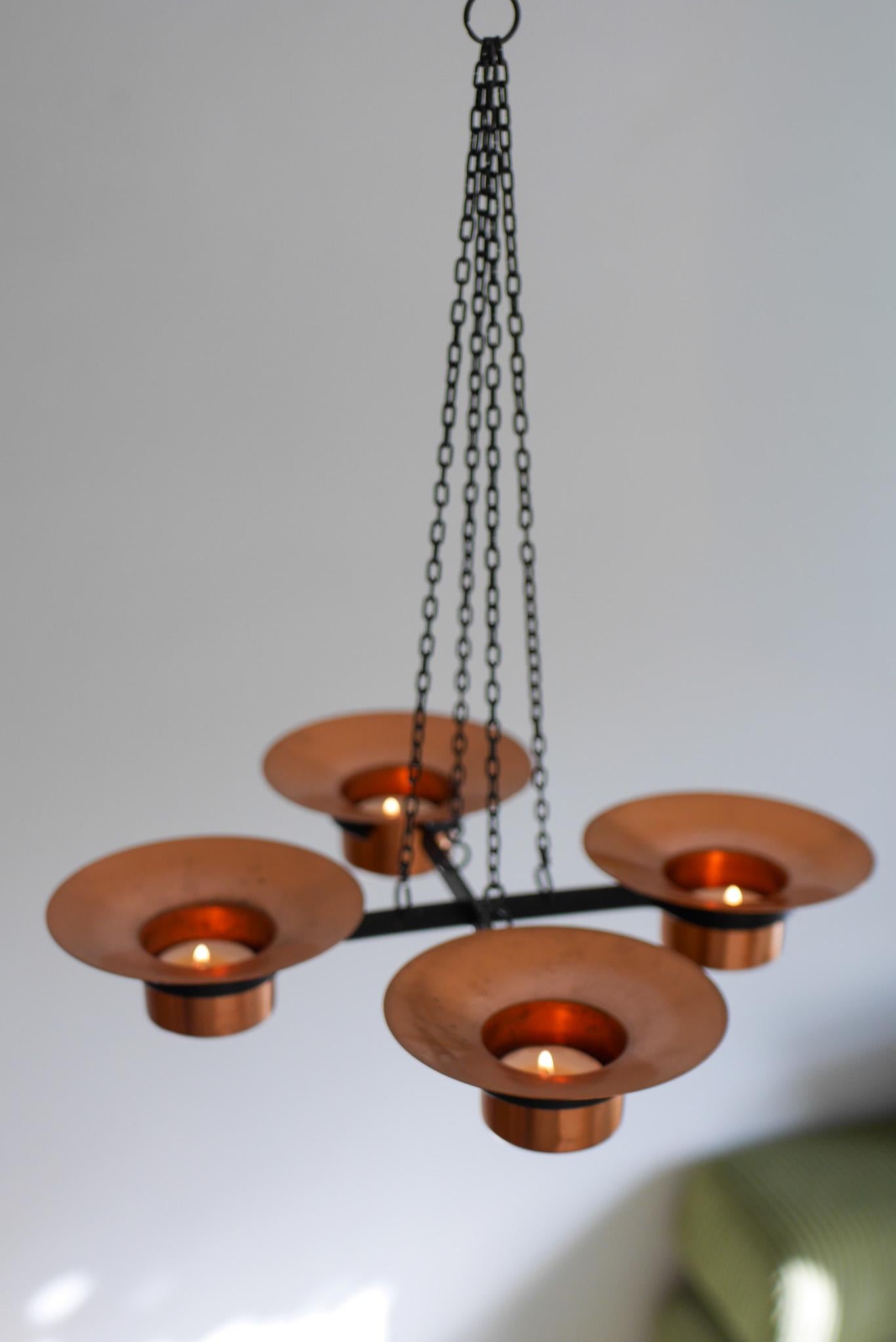 Eleganter metall- und kupferfarbener hängeleuchter kerzenständer von Carl Thore (Ende des 20. Jahrhunderts) im Angebot