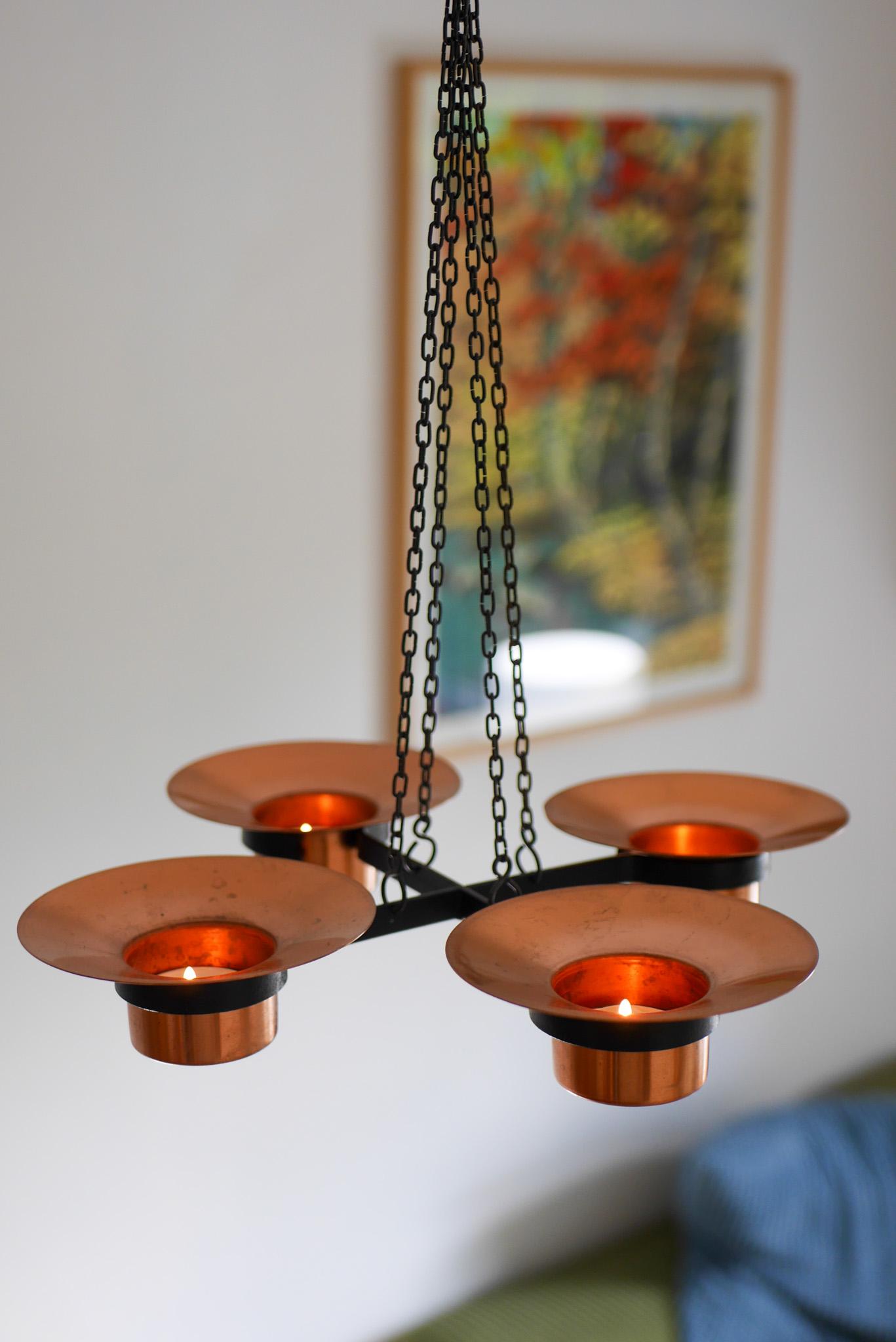Eleganter metall- und kupferfarbener hängeleuchter kerzenständer von Carl Thore im Angebot 1
