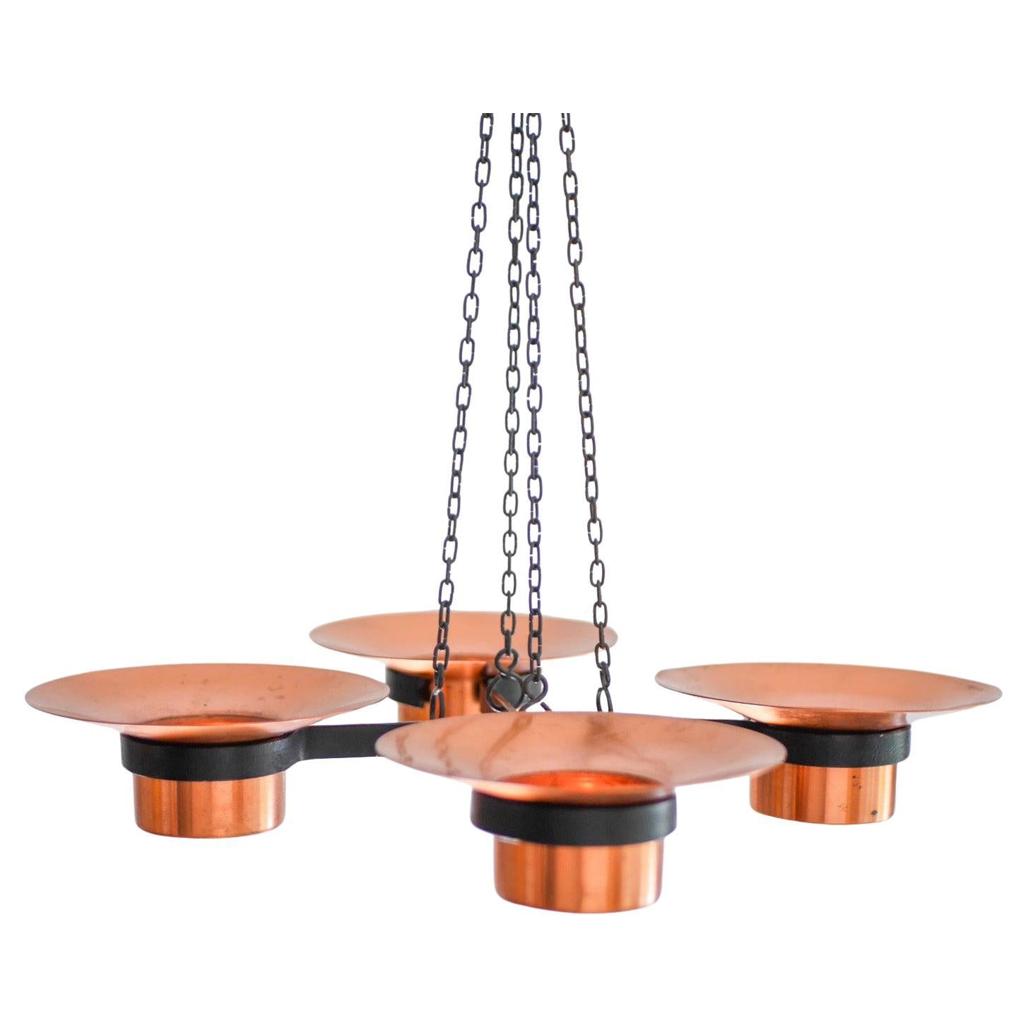 Eleganter metall- und kupferfarbener hängeleuchter kerzenständer von Carl Thore im Angebot