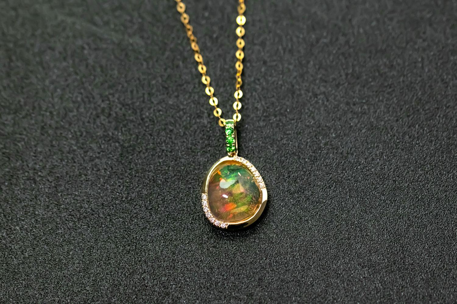 Eleganter mexikanischer Feueropal, Diamant-Tsavorit-Anhänger Halskette 18K Gelbgold im Angebot 4