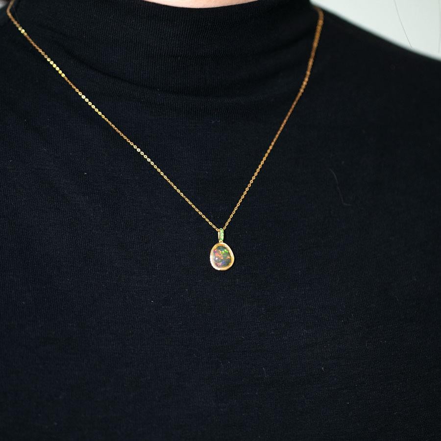 Eleganter mexikanischer Feueropal, Diamant-Tsavorit-Anhänger Halskette 18K Gelbgold (Arts and Crafts) im Angebot