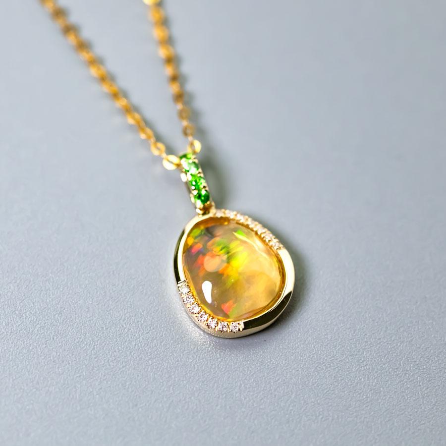Eleganter mexikanischer Feueropal, Diamant-Tsavorit-Anhänger Halskette 18K Gelbgold (Ovalschliff) im Angebot