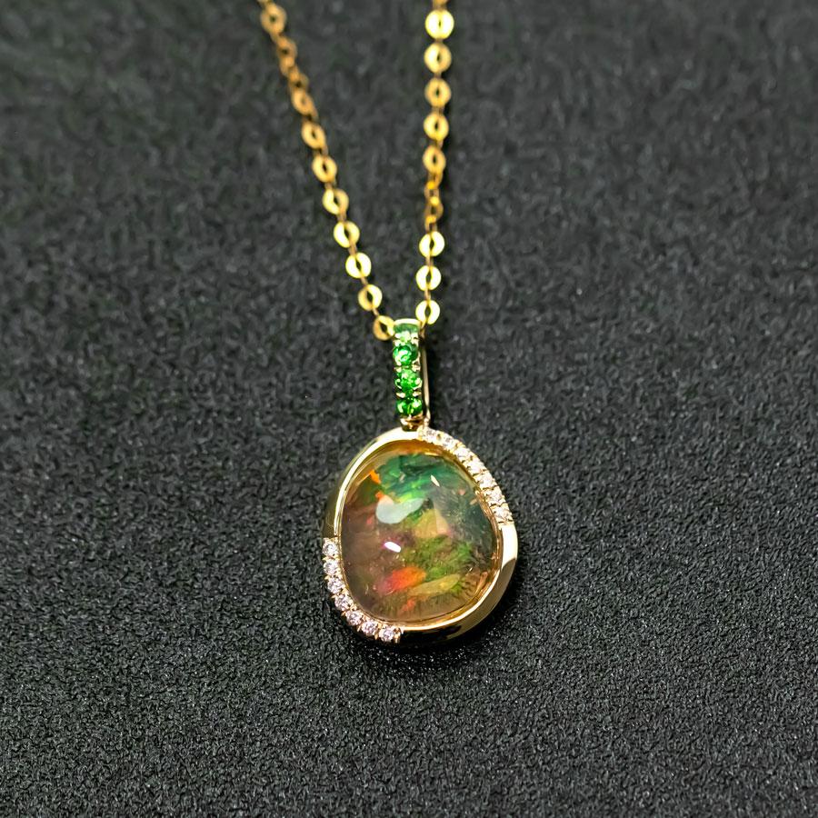 Eleganter mexikanischer Feueropal, Diamant-Tsavorit-Anhänger Halskette 18K Gelbgold im Zustand „Neu“ im Angebot in Suwanee, GA