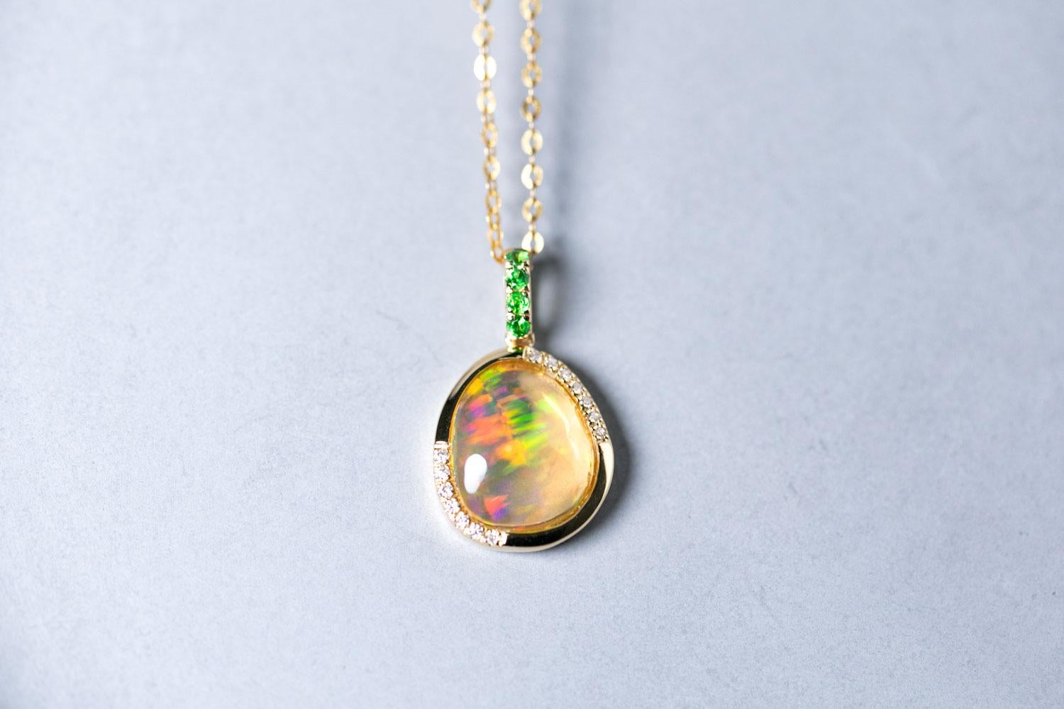 Eleganter mexikanischer Feueropal, Diamant-Tsavorit-Anhänger Halskette 18K Gelbgold im Angebot 1