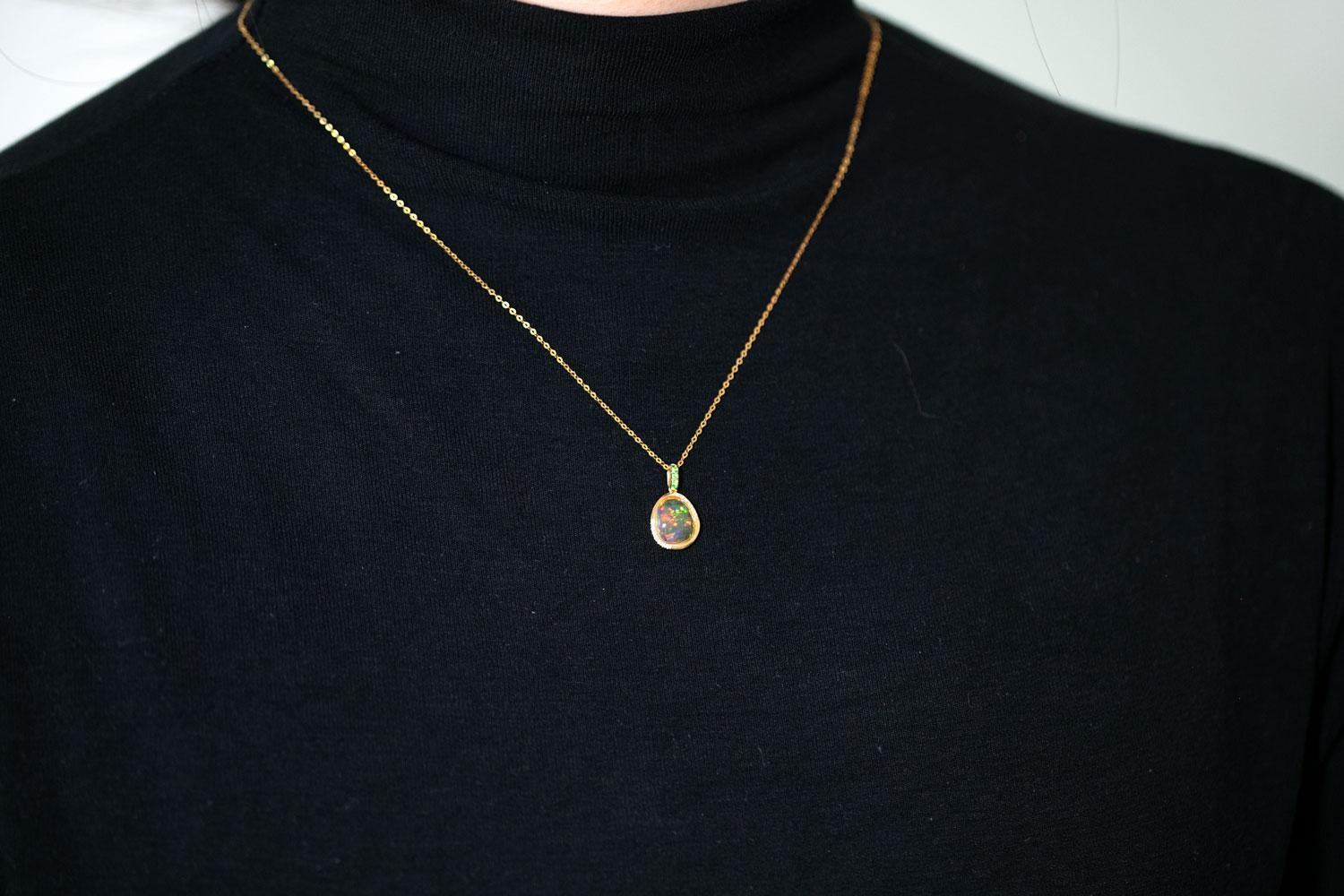 Eleganter mexikanischer Feueropal, Diamant-Tsavorit-Anhänger Halskette 18K Gelbgold im Angebot 2