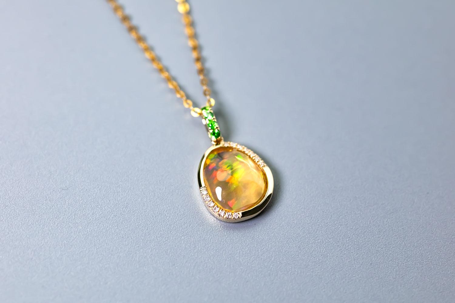 Eleganter mexikanischer Feueropal, Diamant-Tsavorit-Anhänger Halskette 18K Gelbgold im Angebot 3