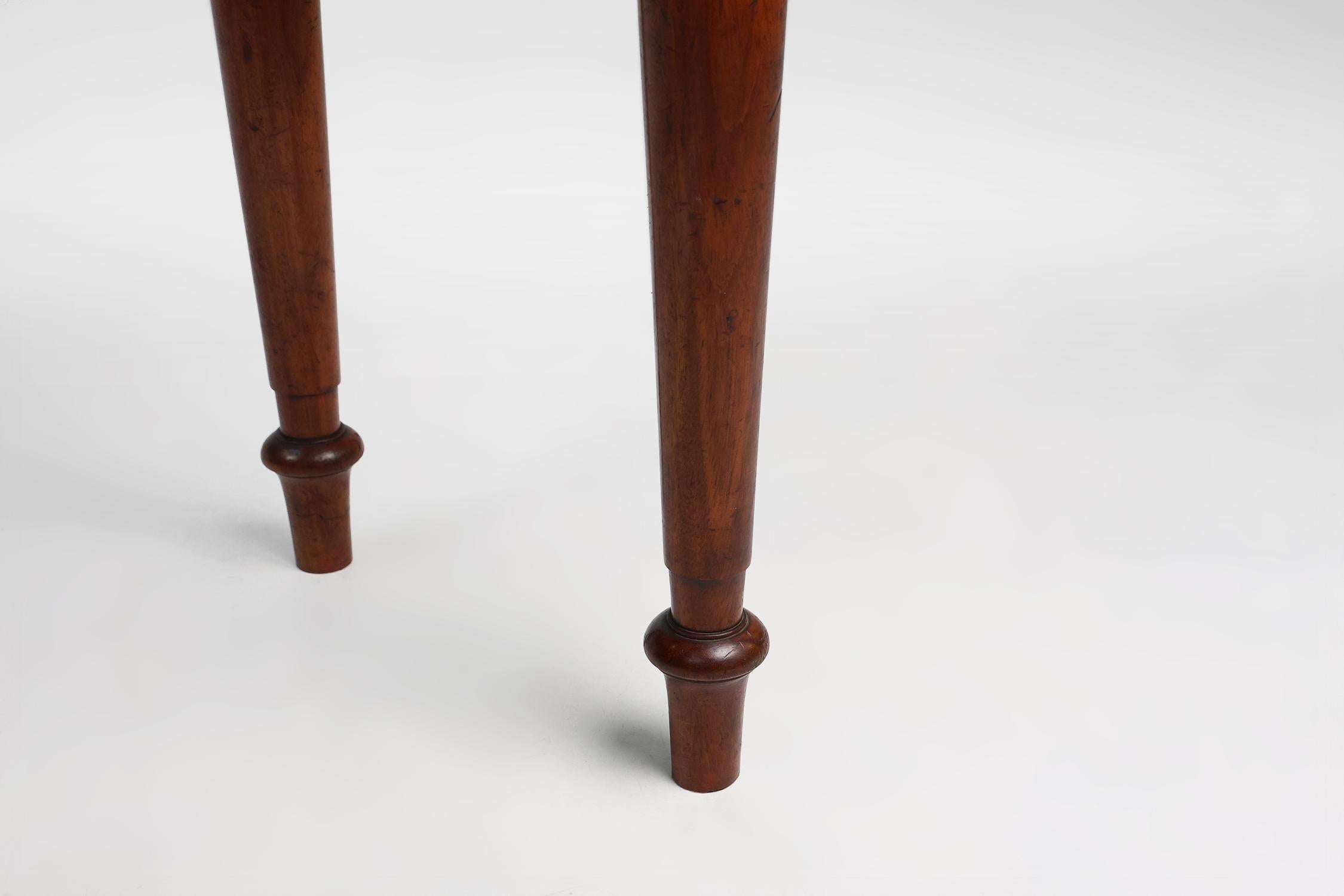Elegance table d'appoint en bois massif du milieu du 19e siècle à l'anglaise en vente 3
