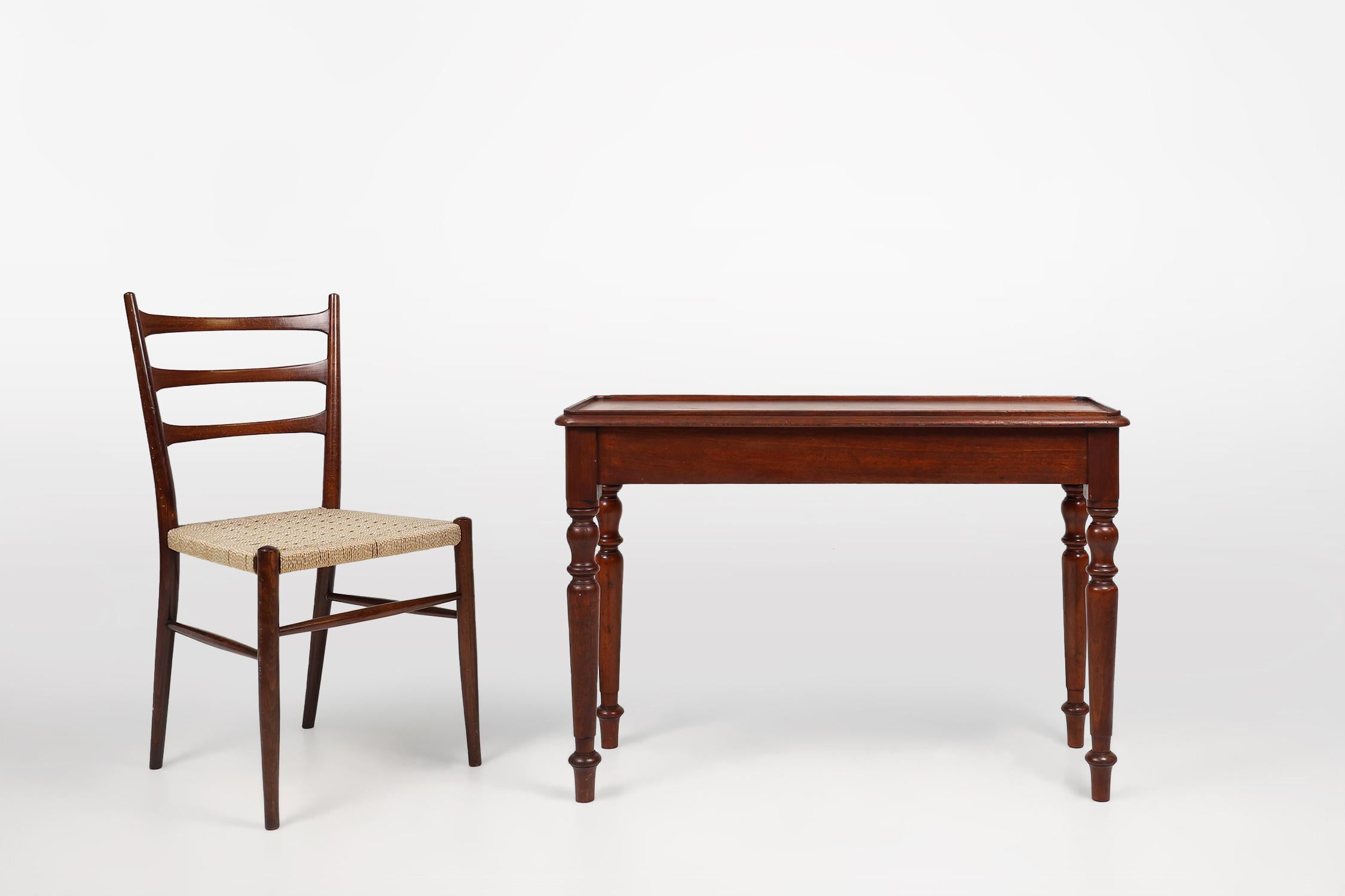 Royaume-Uni / 1850 / Table d'appoint / bois / Milieu de siècle

Une élégante table d'appoint en bois fabriquée au Royaume-Uni vers 1930. Cette belle table est dotée d'un plateau à bord surélevé et repose sur de magnifiques pieds tournés et cannelés.
