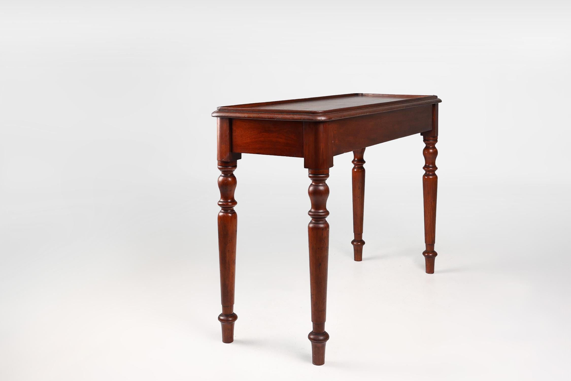 Mid-Century Modern Elegance table d'appoint en bois massif du milieu du 19e siècle à l'anglaise en vente