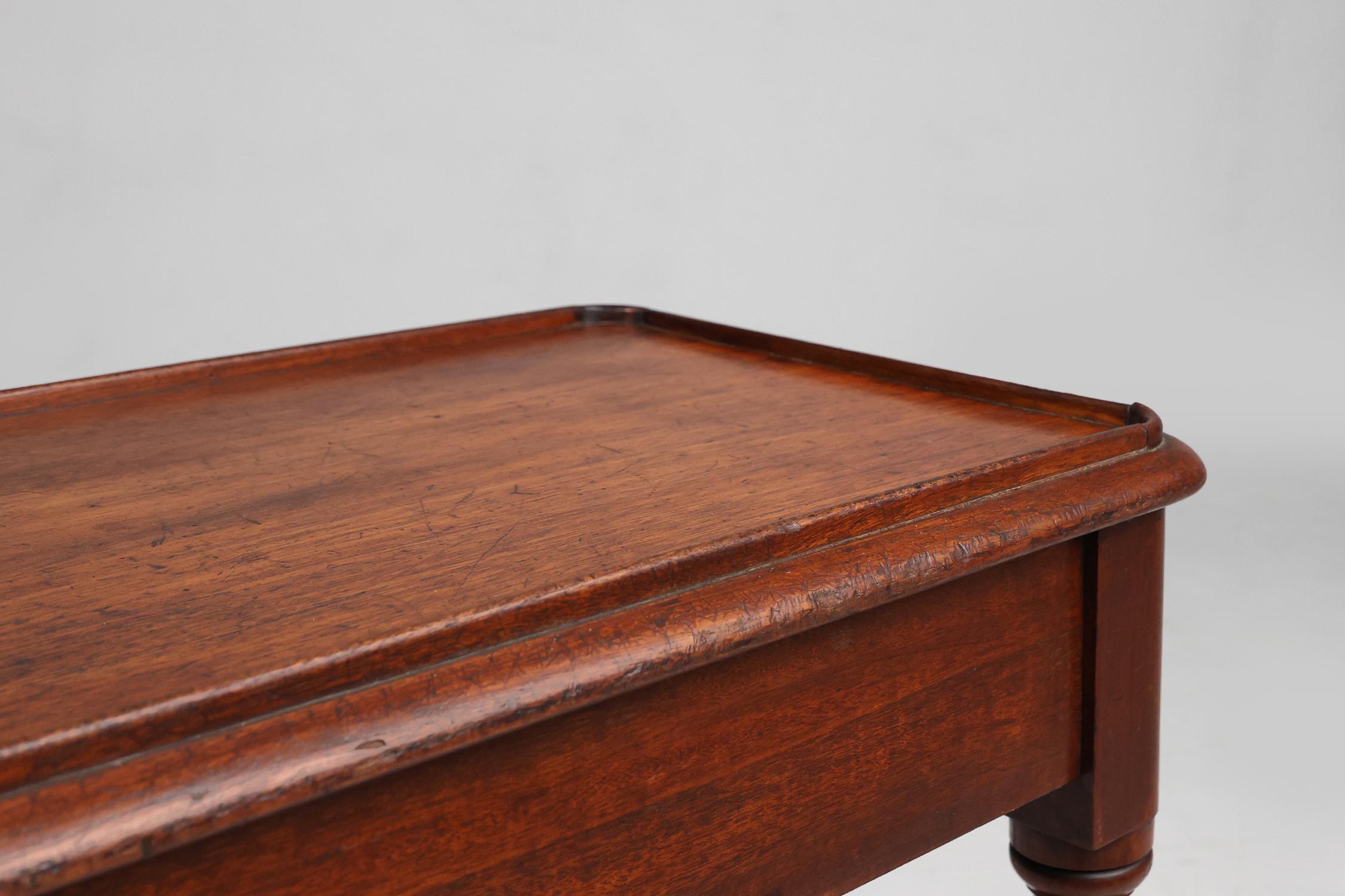 Britannique Elegance table d'appoint en bois massif du milieu du 19e siècle à l'anglaise en vente