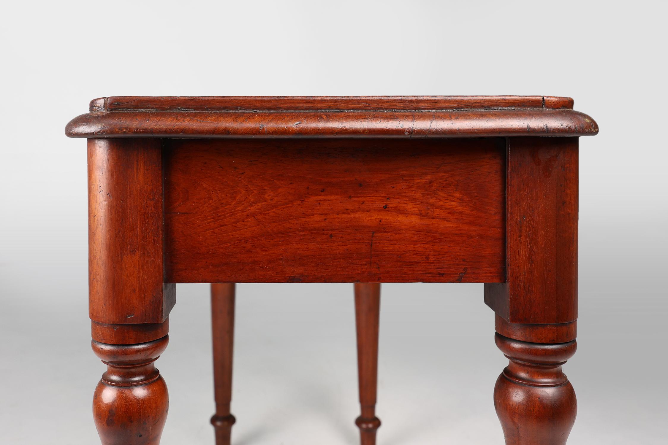 Elegance table d'appoint en bois massif du milieu du 19e siècle à l'anglaise Bon état - En vente à Meulebeke, BE