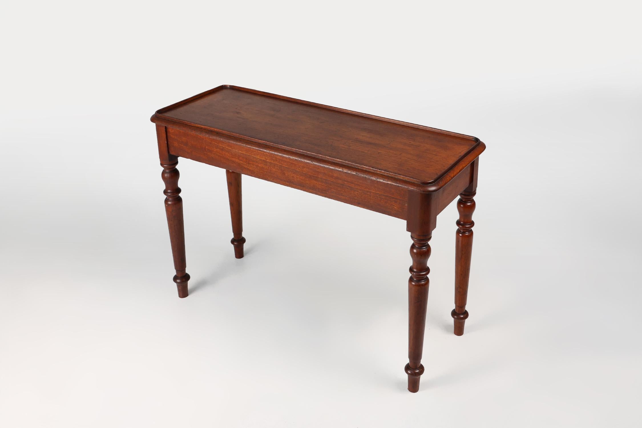 Milieu du XIXe siècle Elegance table d'appoint en bois massif du milieu du 19e siècle à l'anglaise en vente