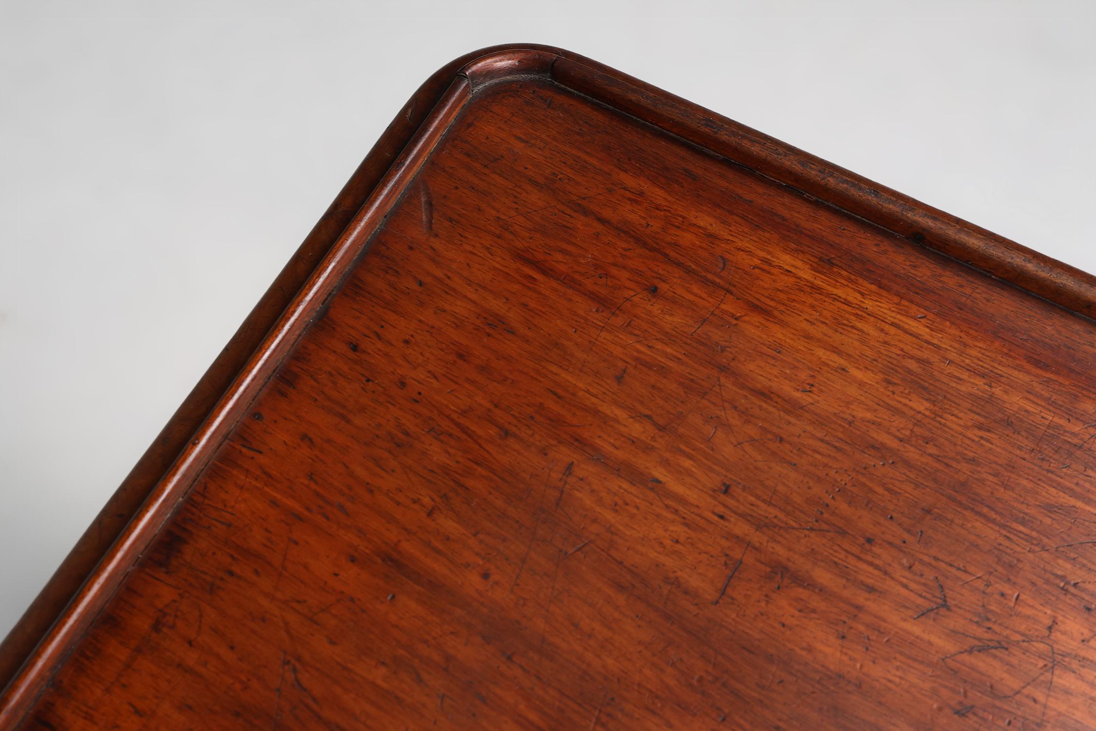 Bois Elegance table d'appoint en bois massif du milieu du 19e siècle à l'anglaise en vente
