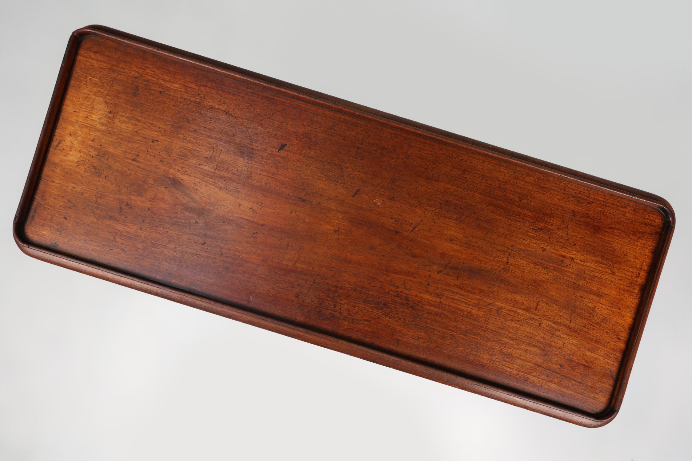 Elegance table d'appoint en bois massif du milieu du 19e siècle à l'anglaise en vente 1