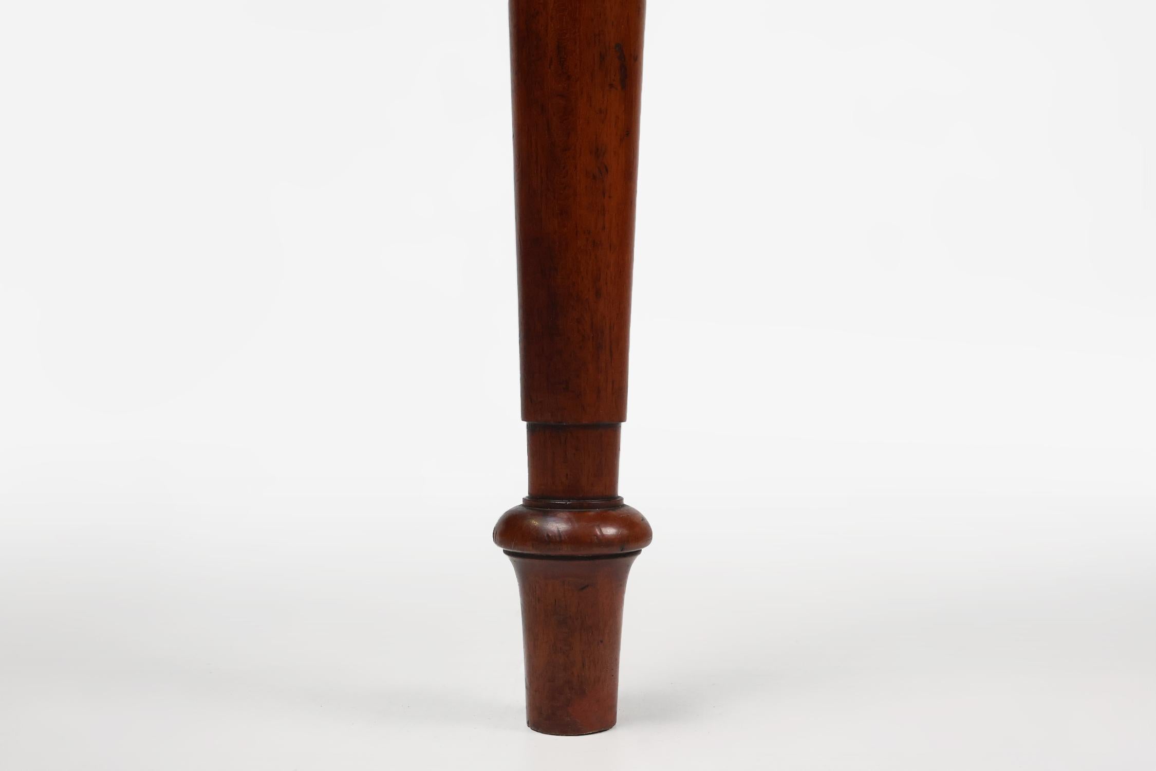 Elegance table d'appoint en bois massif du milieu du 19e siècle à l'anglaise en vente 2