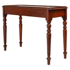 Elegante mesa auxiliar inglesa de mediados del siglo XIX en madera maciza