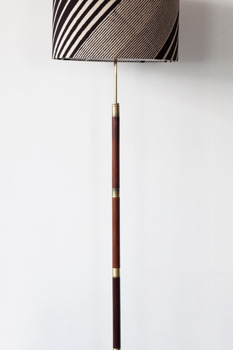 Eine minimalistische Stehleuchte mit einem eleganten Stiel aus abwechselnd Holz- und Messingbändern. Neu verkabelt und PAT-geprüft. Der Schirm ist separat erhältlich.