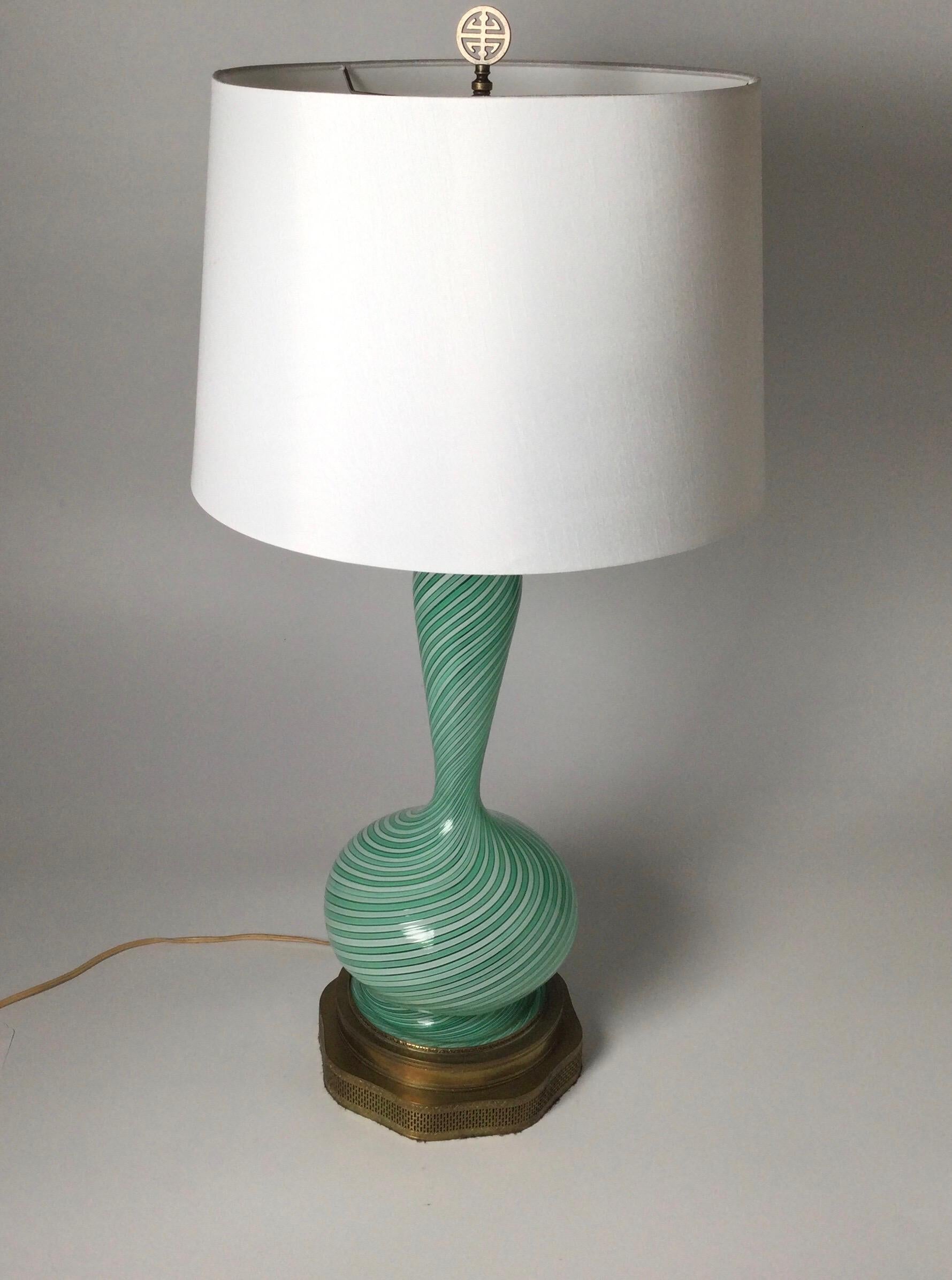 Mid-Century Modern Lampe italienne élégante en verre de Murano du milieu du XXe siècle en vente